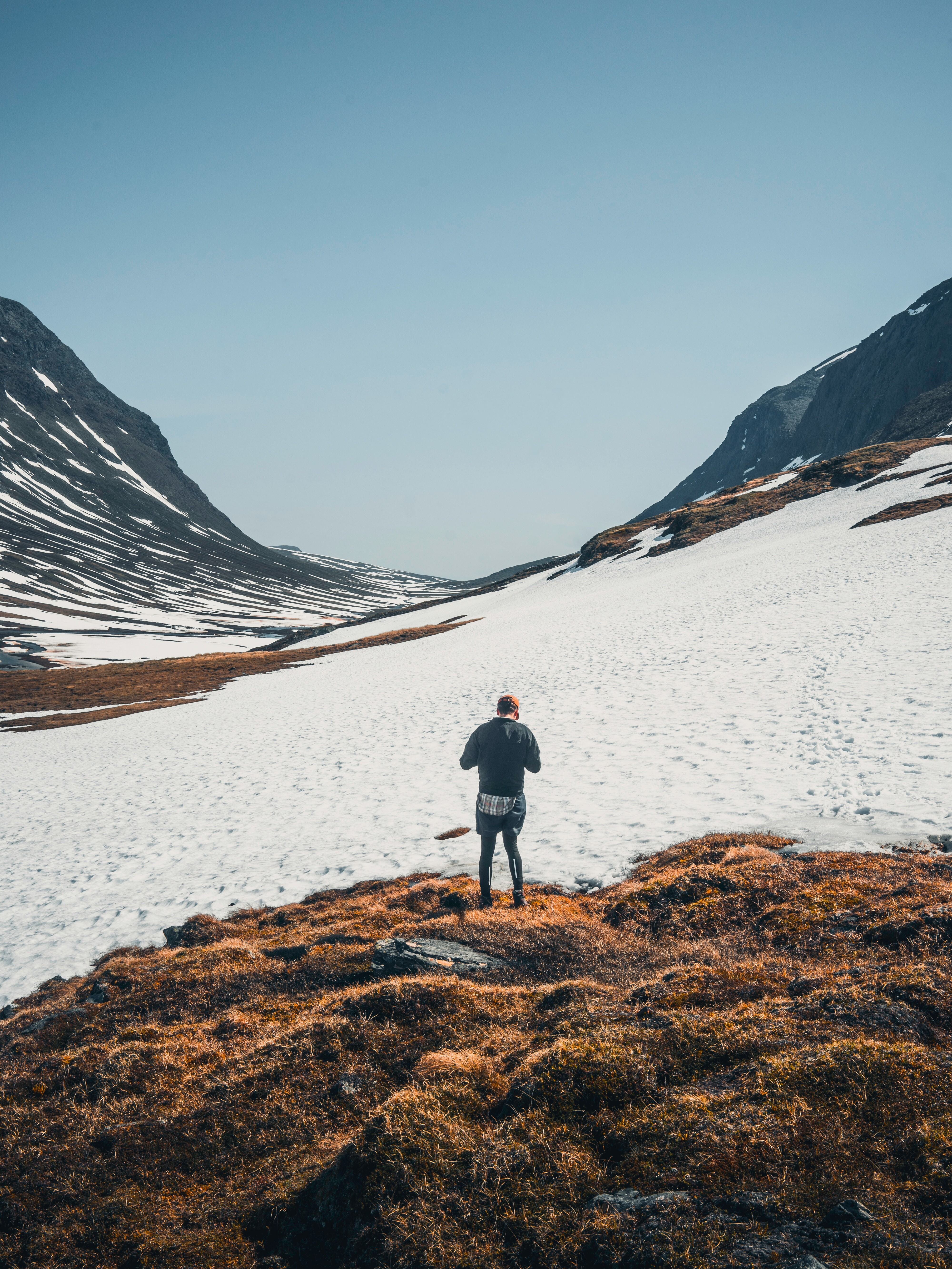 Mensch steht mitten in der alpinen Landschaft des Kungsledens in Schweden