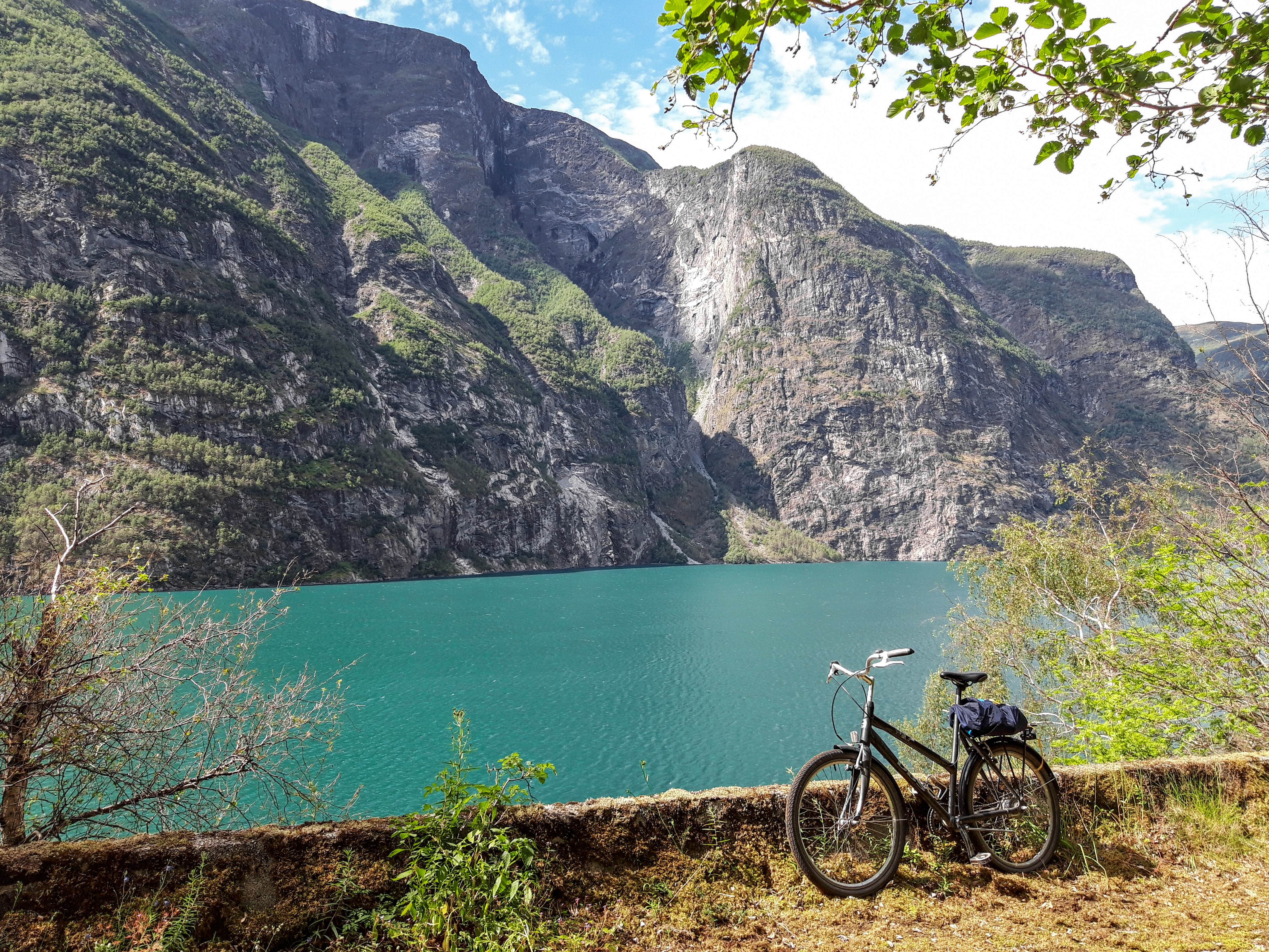 Fahrrad am Wasser und vor dem Bergen im Nationalpark Jotunheimen in Norwegen