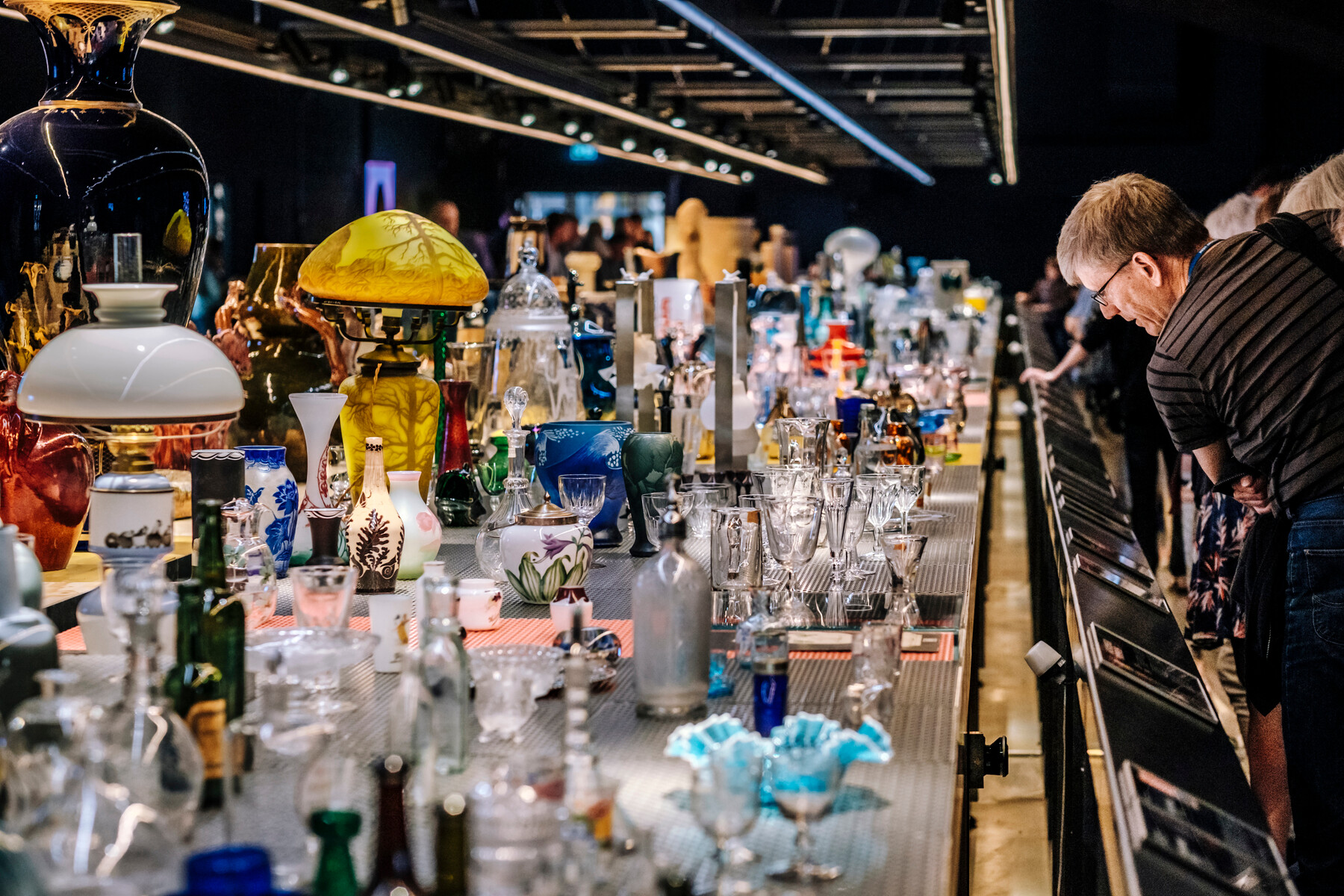 Besucher schauen sich eine Sammlung der Glaswerken im Holmegaard Vaerk Museum