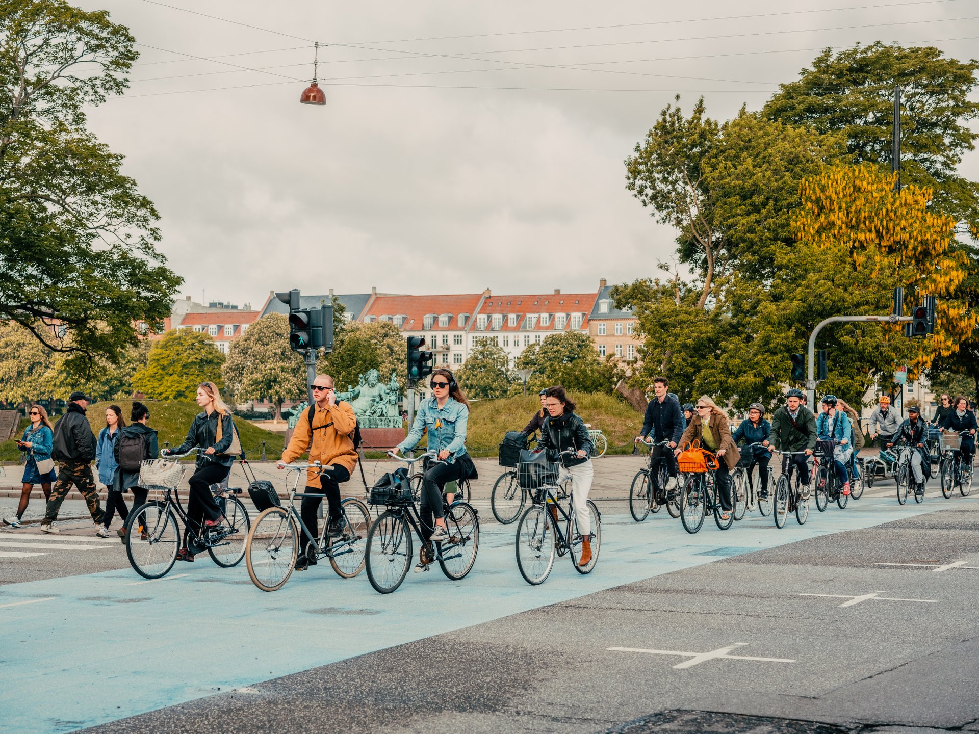 Viele Fahrradfahrer fahren durch Kopenhagen