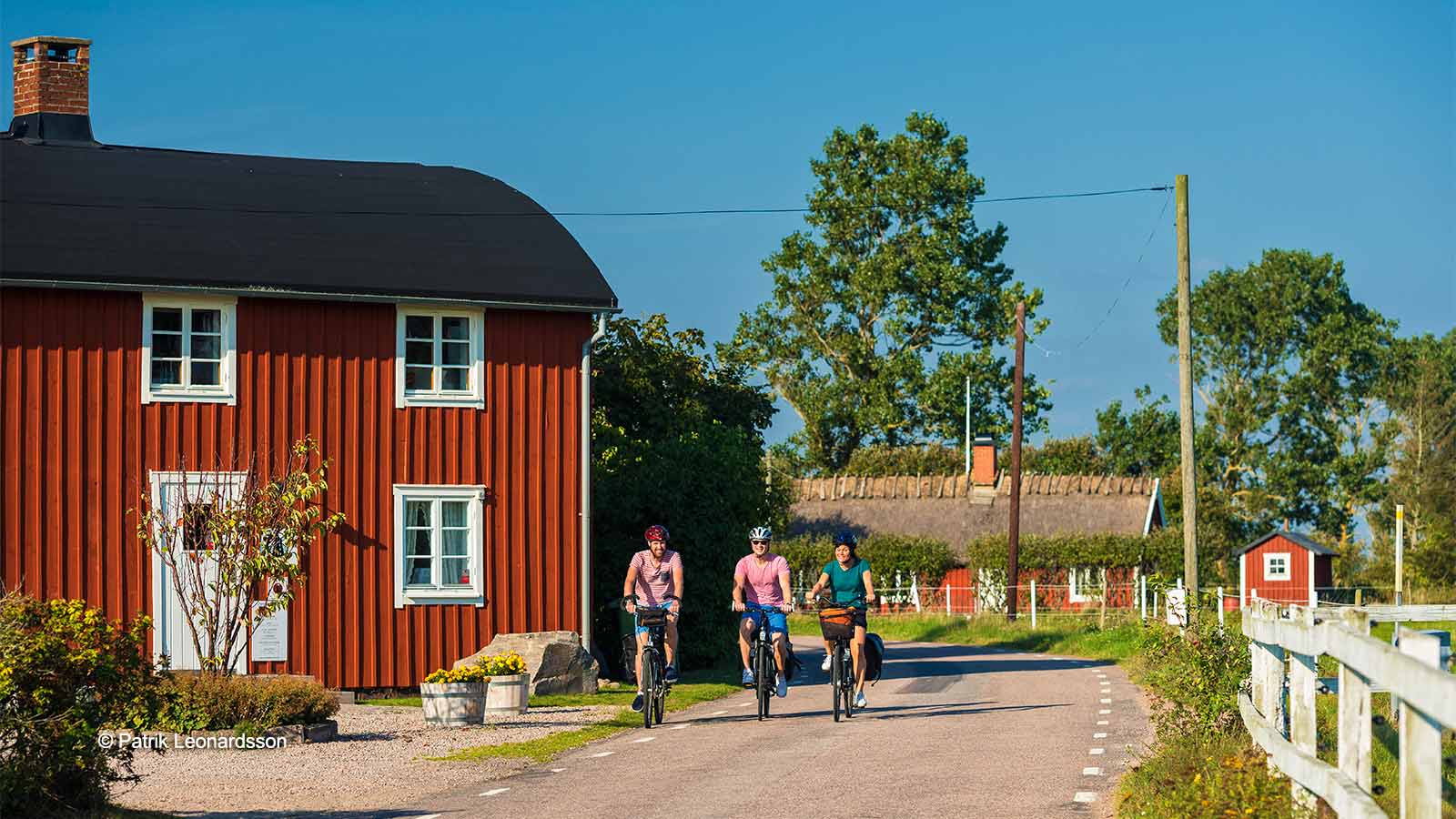 Fahrradfahrer fahren den Küstenradwanderweg Kattegattleden in Schweden