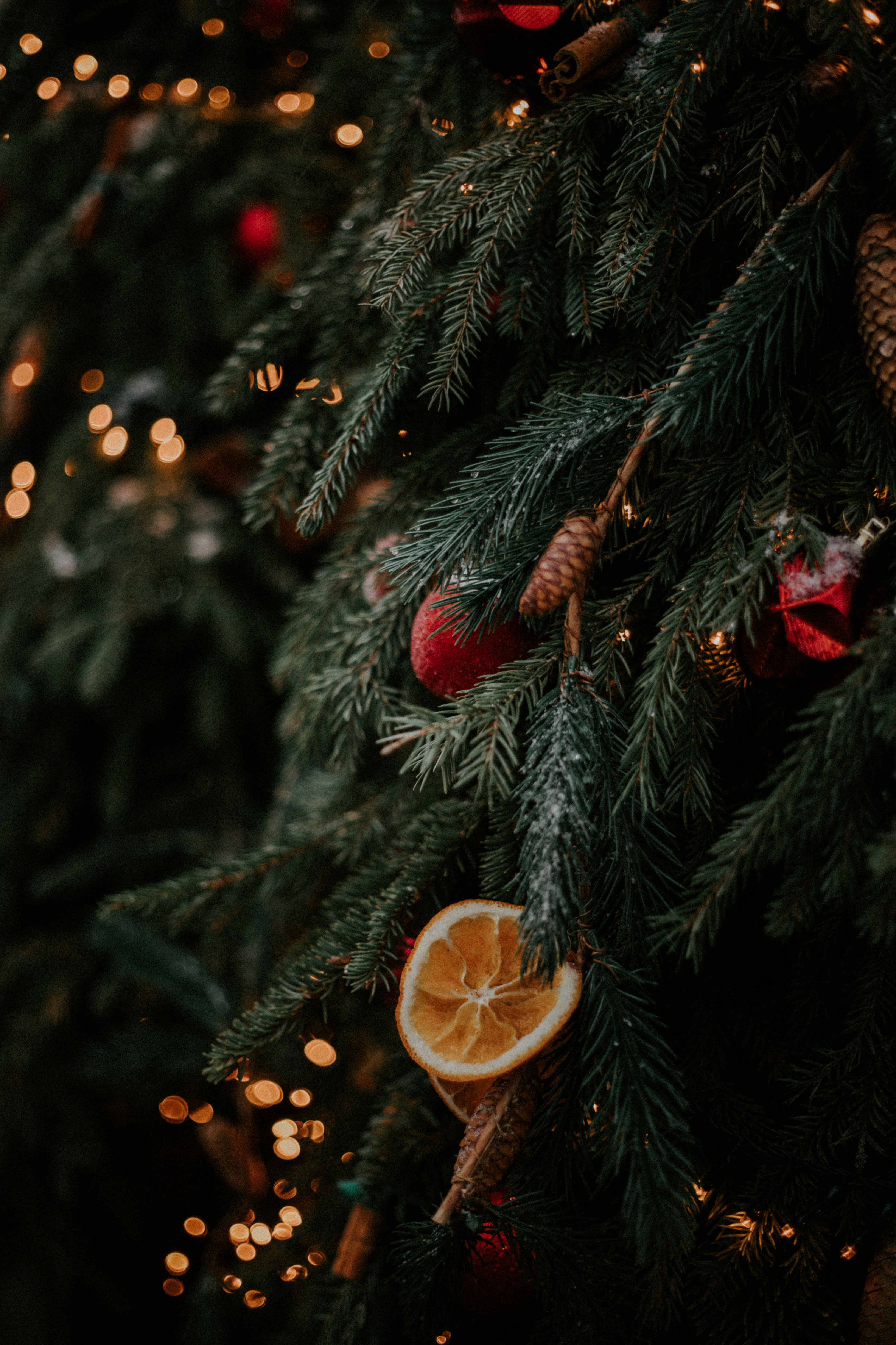 Skandinavisches Deko zum Weihnachten am Weihnachtsbaum