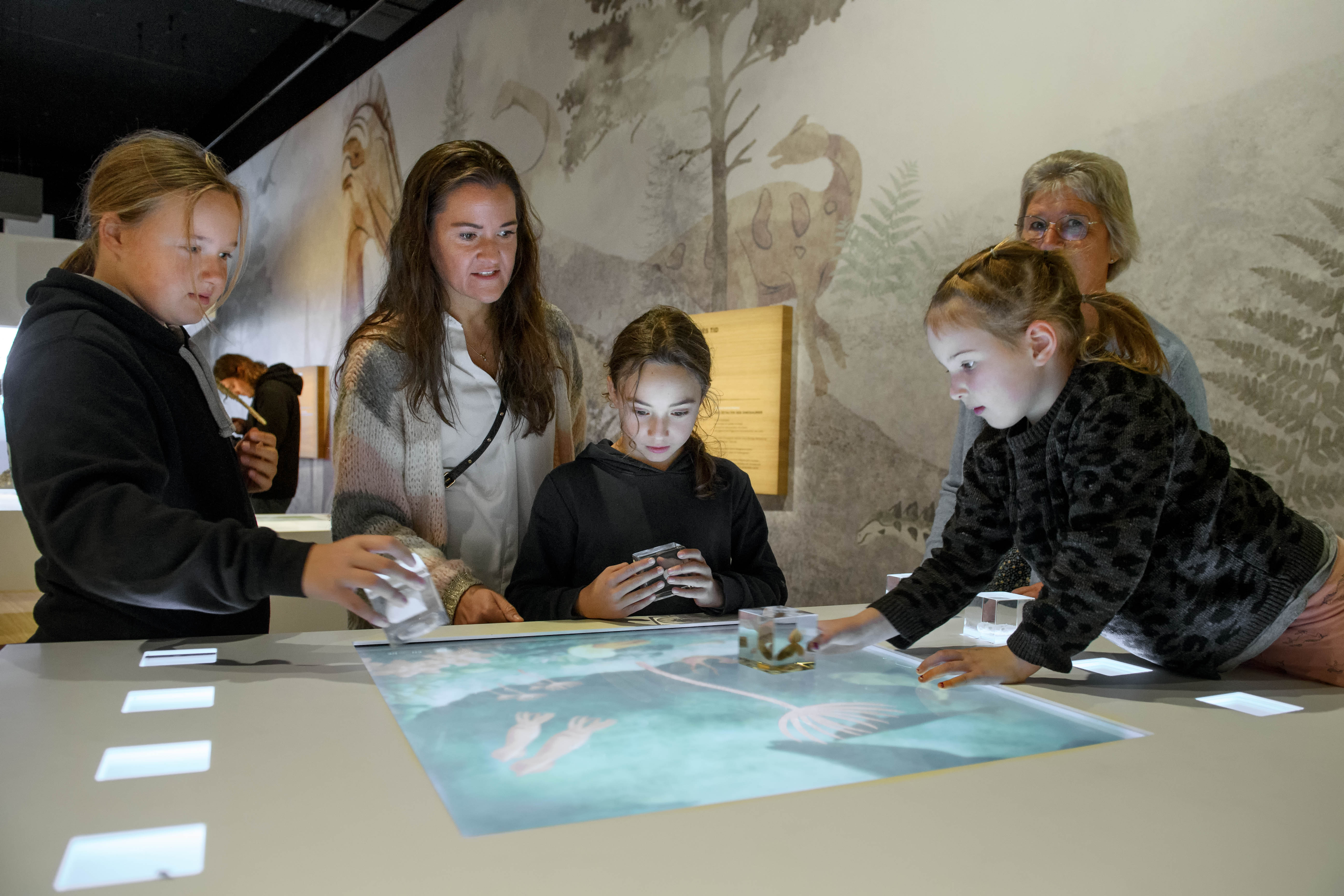 Besucher probieren die interaktive Installation im Stevns Klint Experience in Dänemark aus