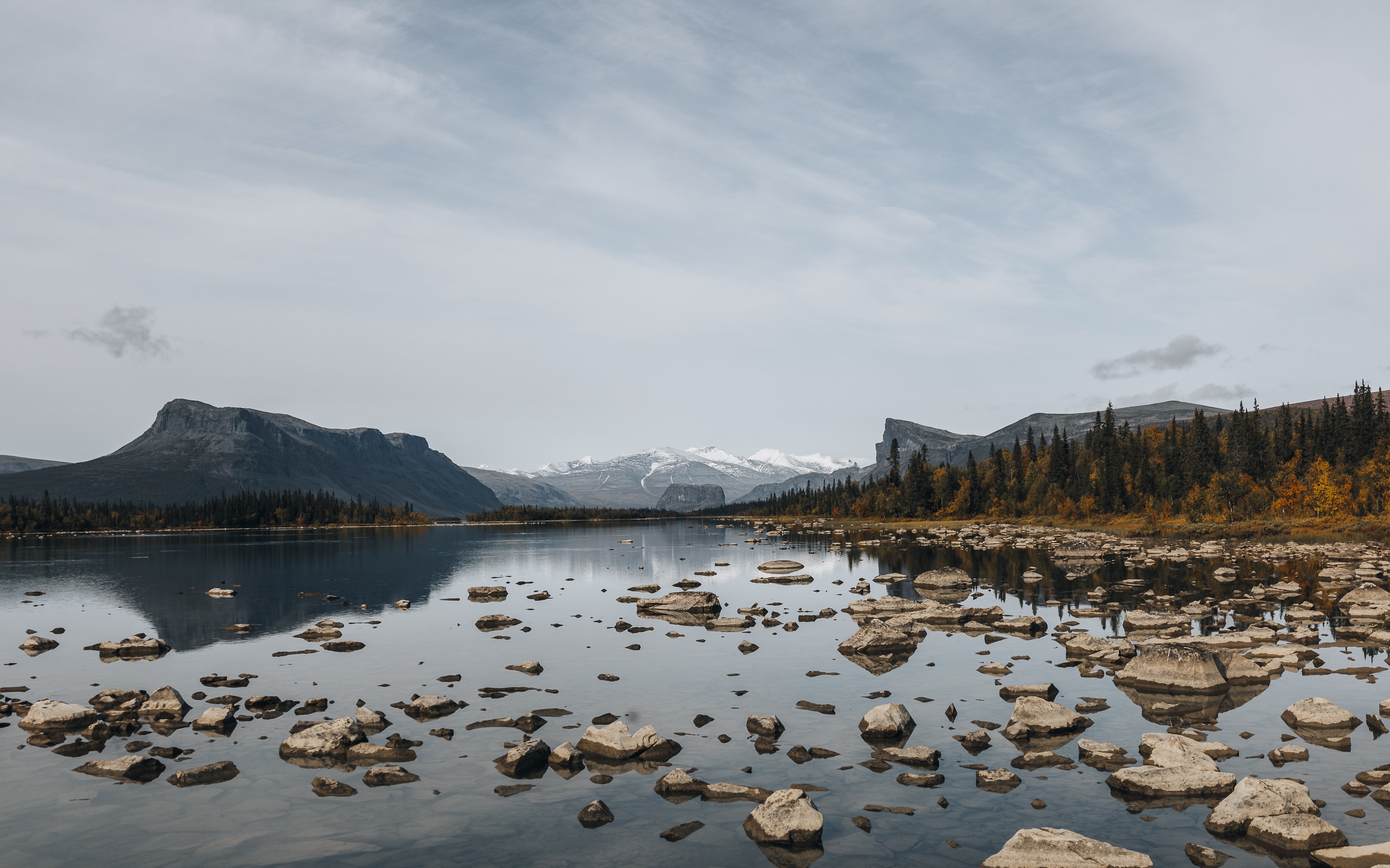 Wasser und Bergenlandschaft im Nationalpark Sarek in Schweden