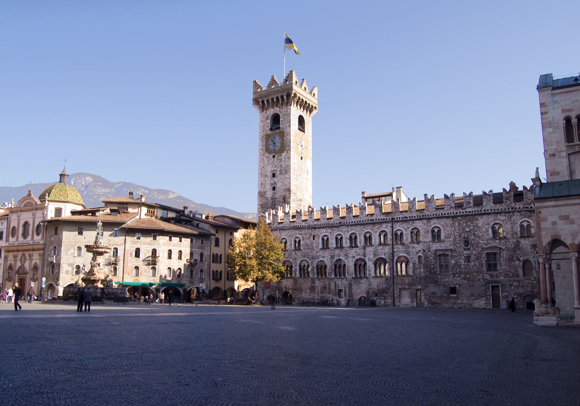Torvet og palads i Trento