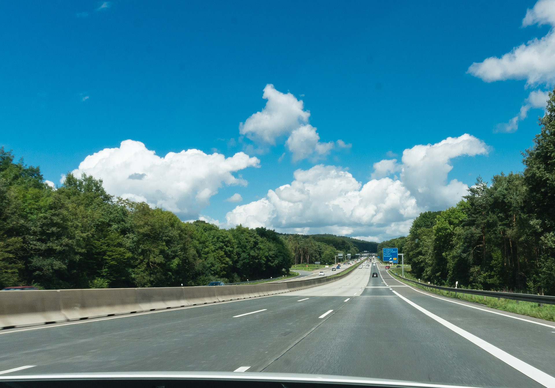Tysk motorvej og blå himmel