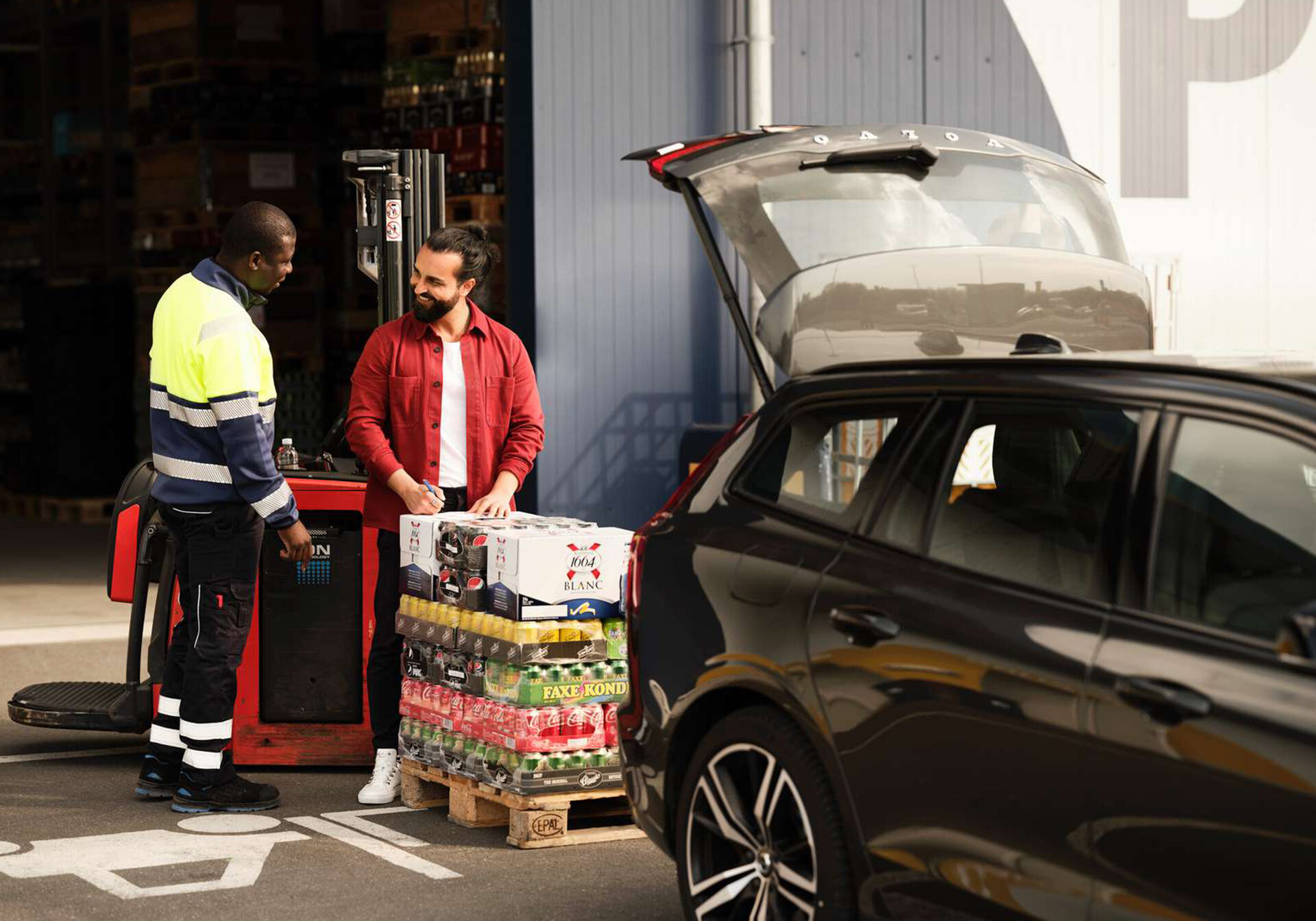 Mand får sin pre-order ved BorderShop