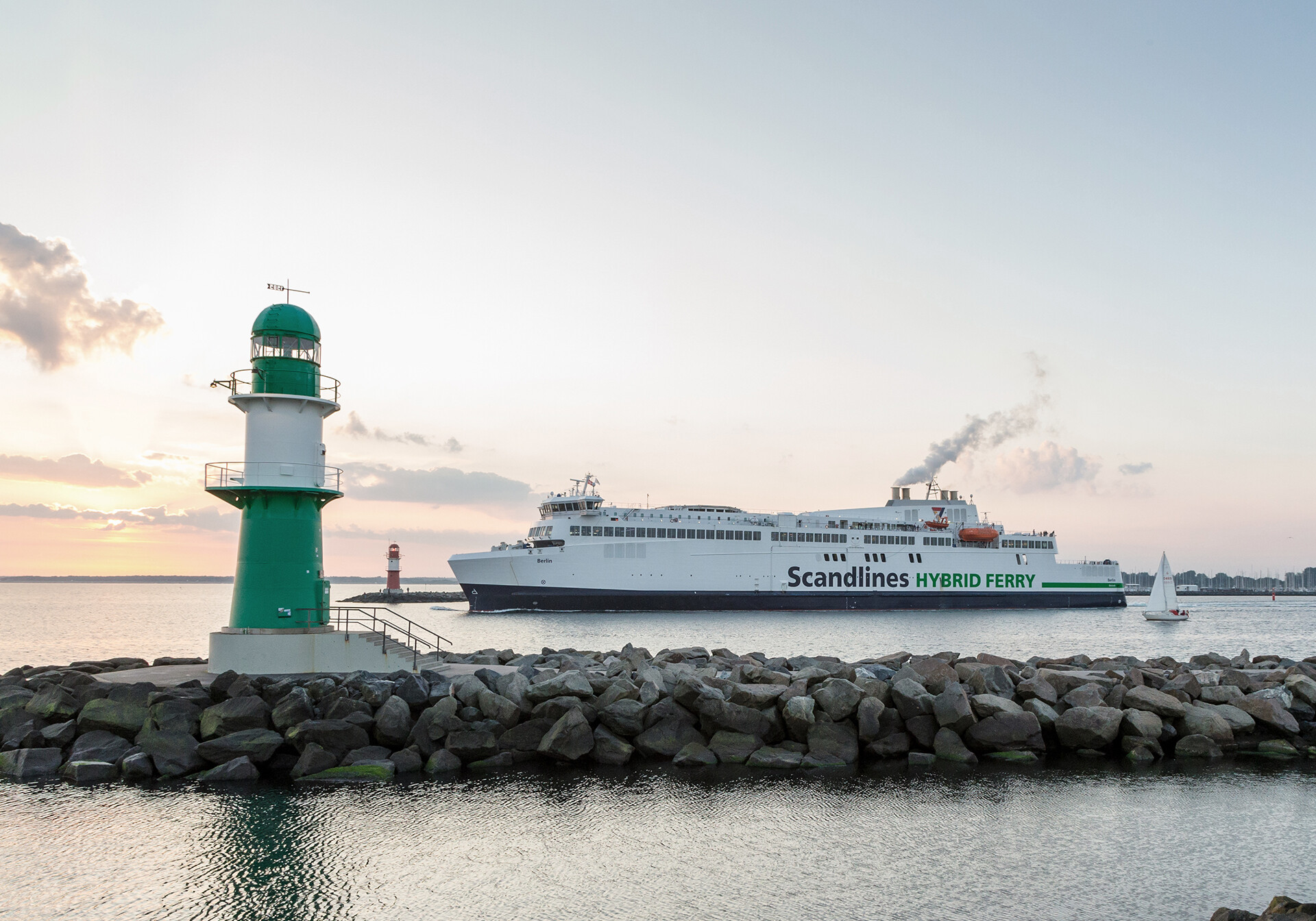 Hybridfærge sejler ud af havnen