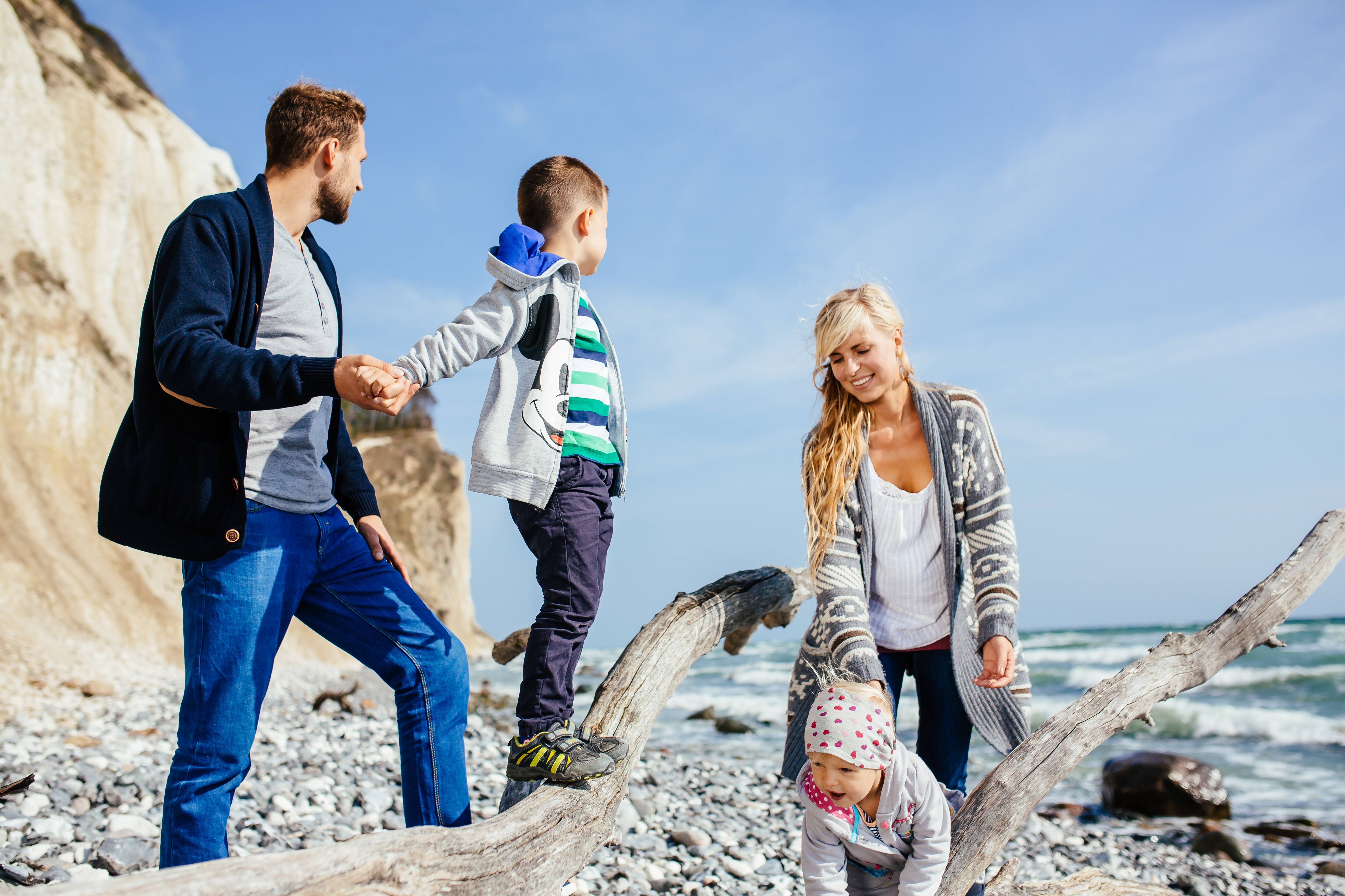 Familie mit Kindern auf dem Strand auf Moen bei Moens Klint