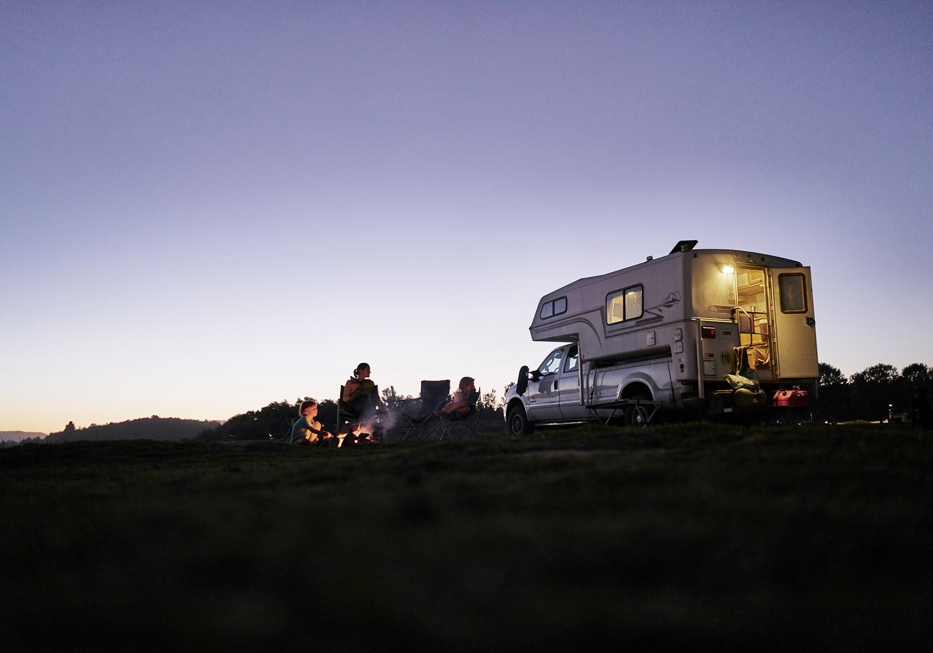 Campingvogn med aftenhimmel