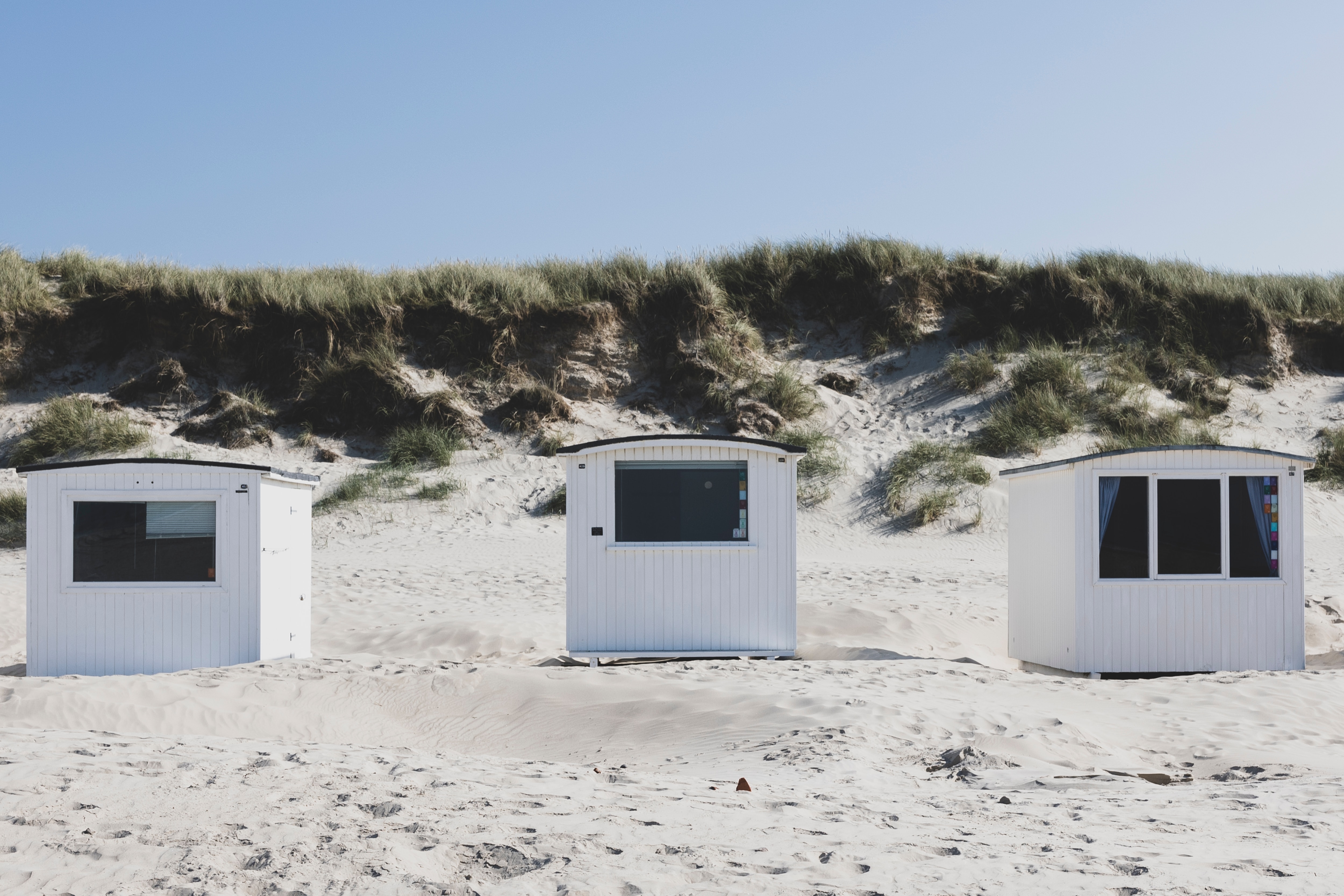 Kleine Häuschen am Strand in Dänemark