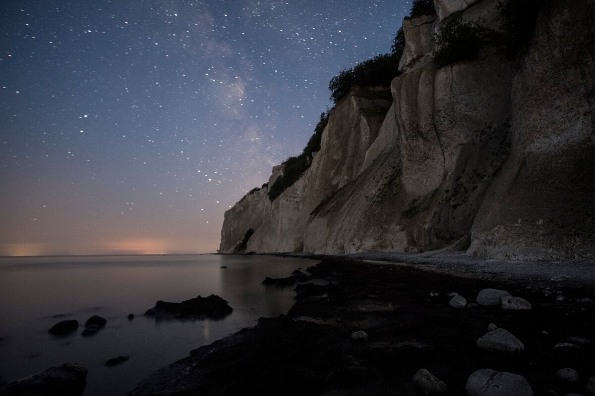 Mons Klint Dark Sky mit Sternenhimmel nachts auf Insel Mön in Dänemark