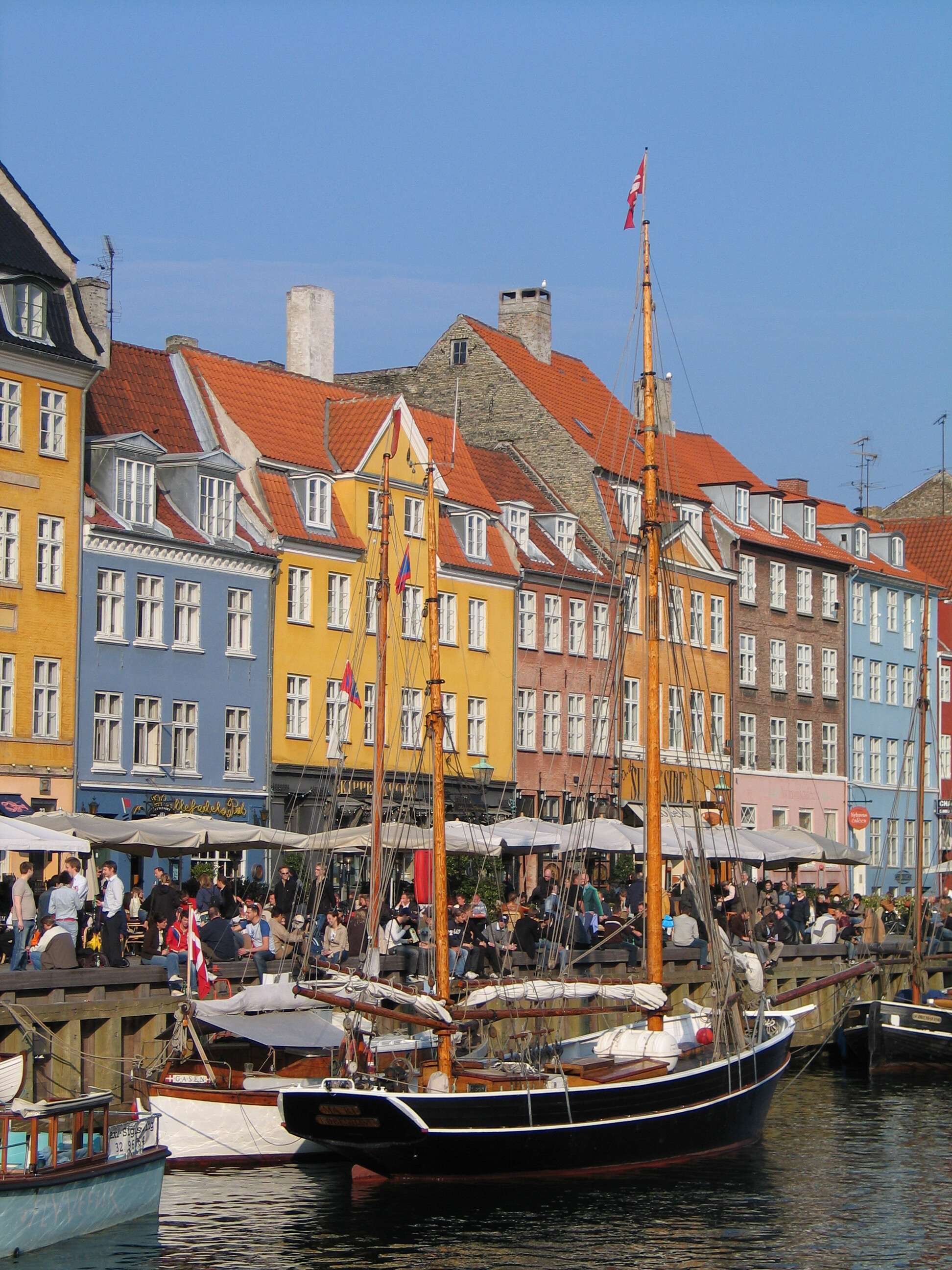Bunte historische Häuser im Hafen Nyhavn in Kopenhagen in Dänemark