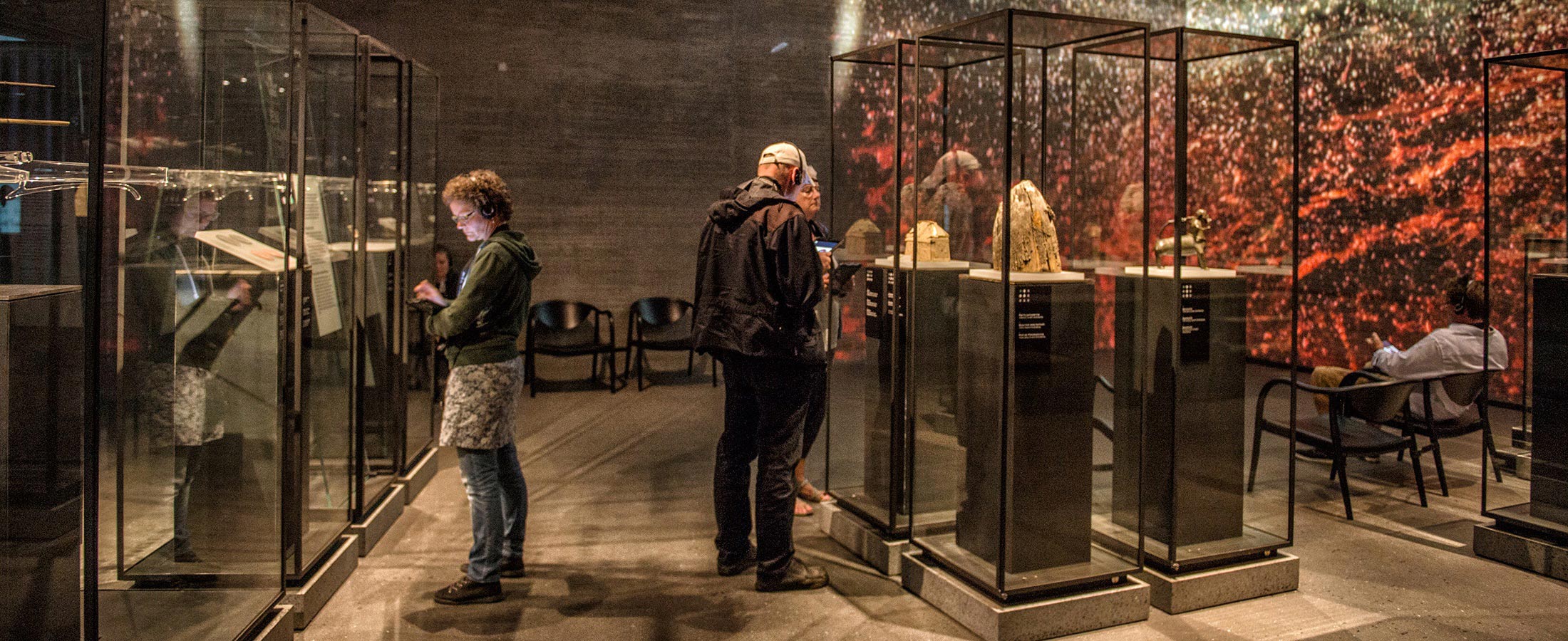 Besucher mit dem Audioguide schauen sich die Ausstellung im Burgzentrum Vordingborg