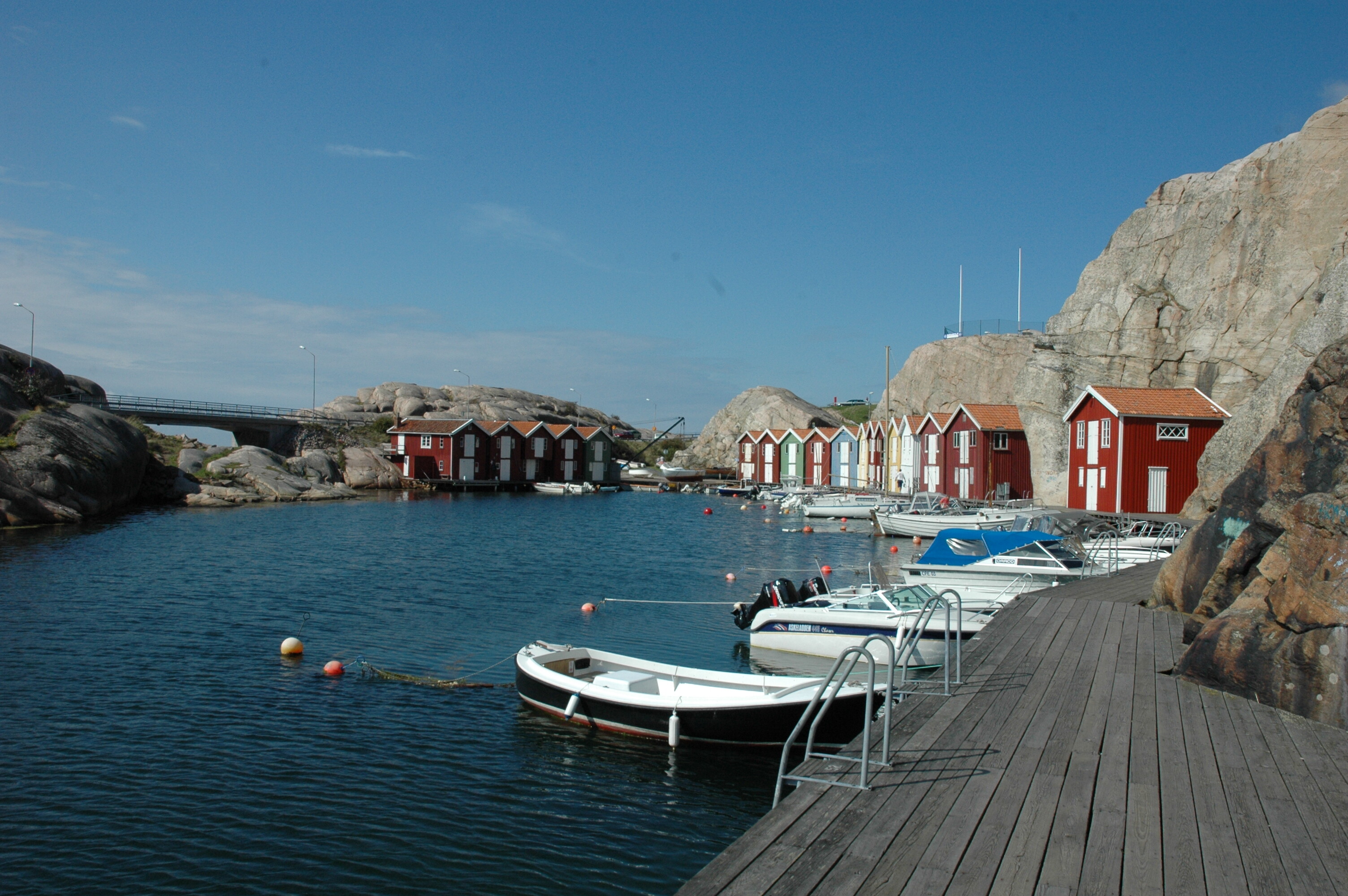 Typische rote Häuser und Boote an der See in Schweden