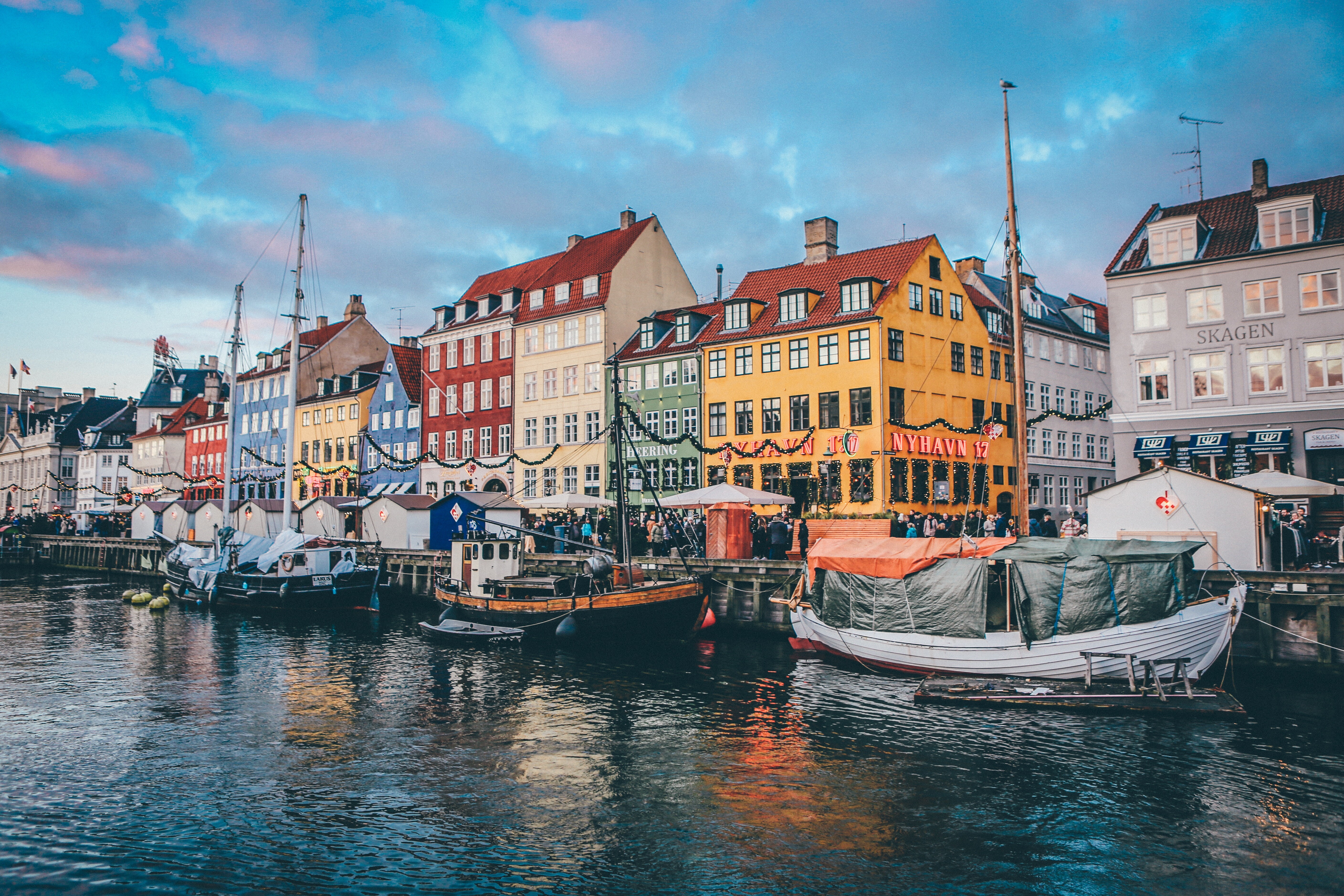 Boots und bunte Häuser im Nyhavn Am Kanal In Kopenhagen in Dänemark