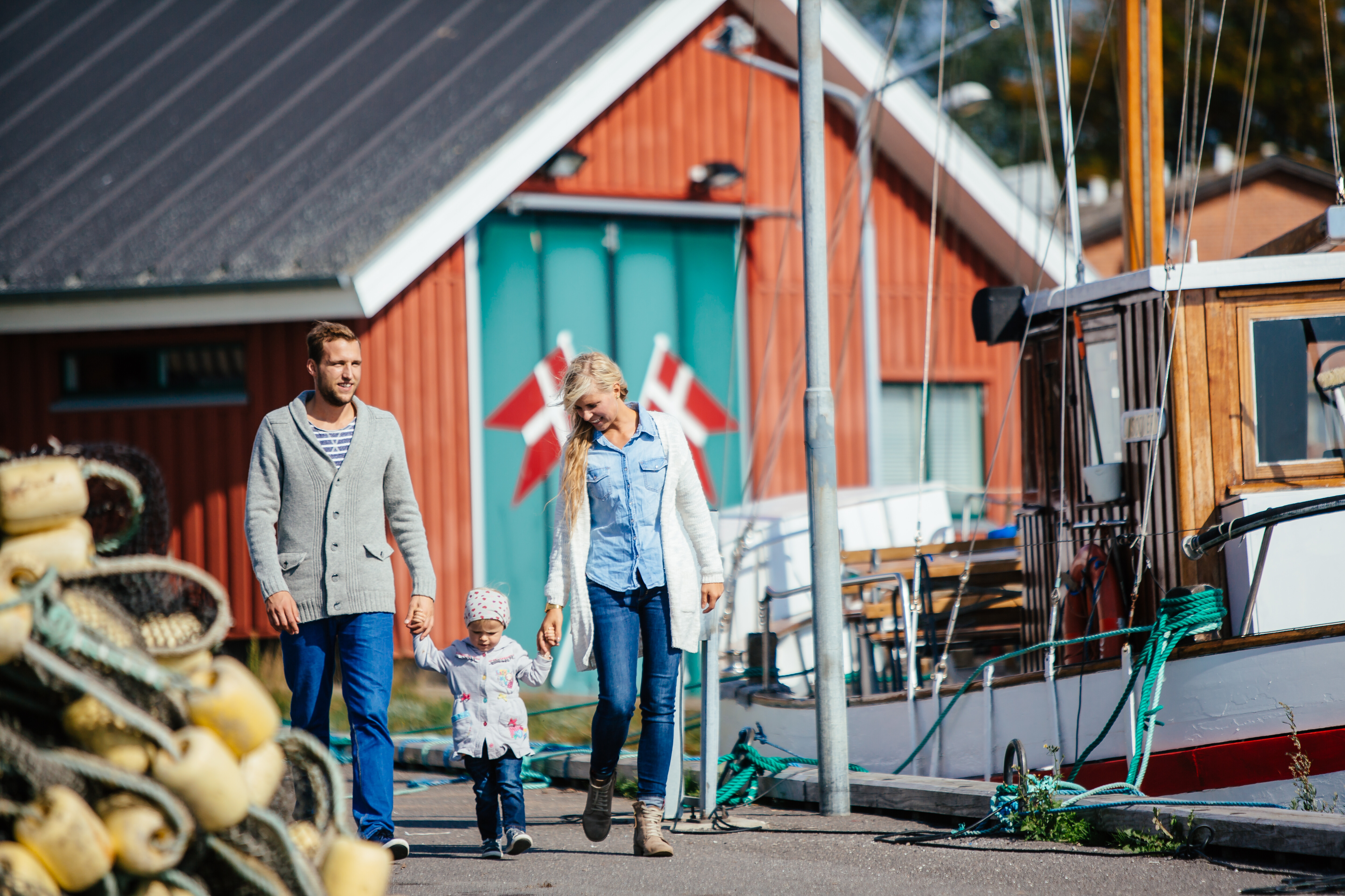 Familie mit Kind spaziert durch Marina in einem Hafen in Dänemark auf einer Tagesausflug mit Scandlines Fähre