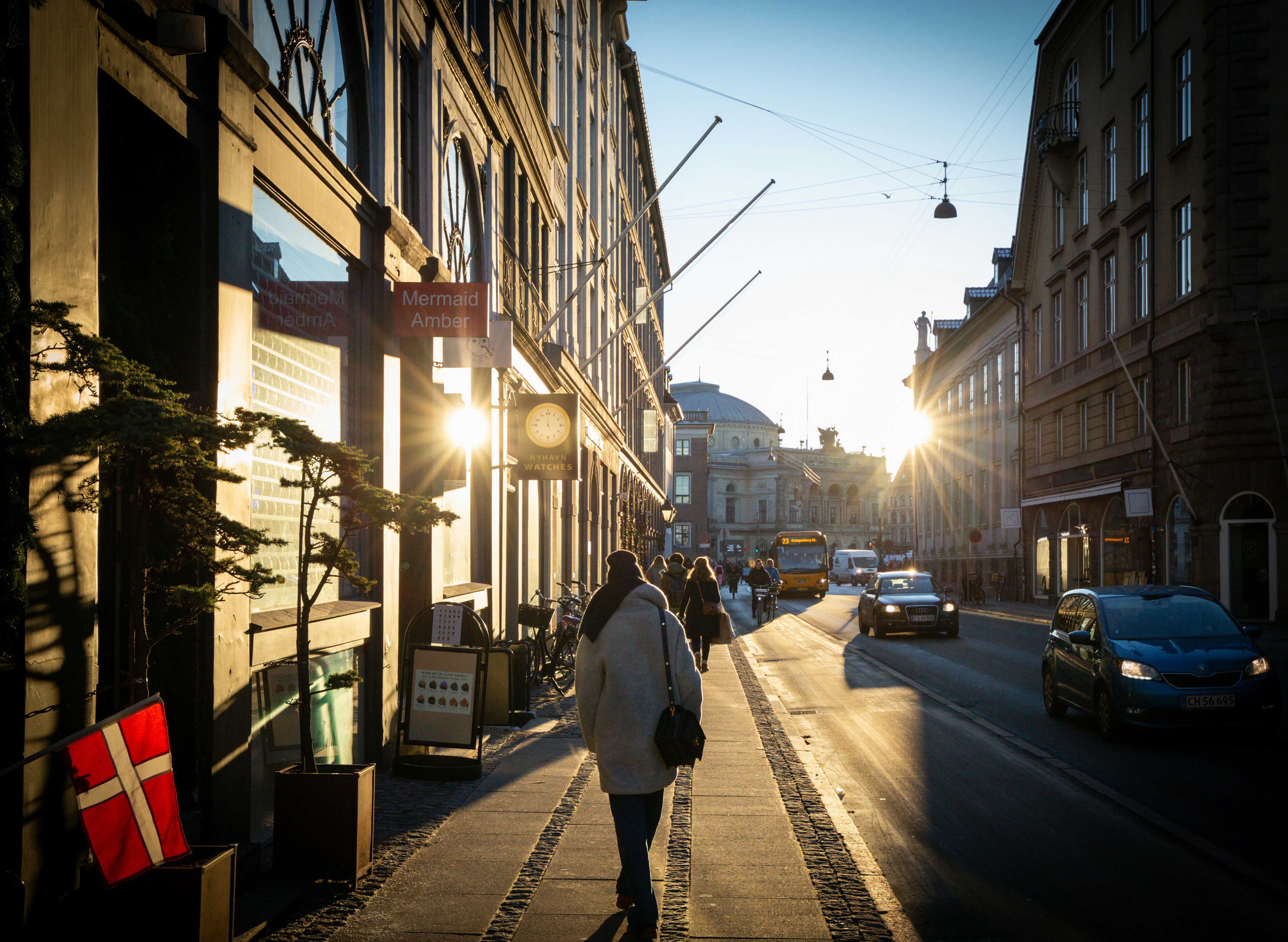 Passanten in Einkaufsstraße Kopenhagen Pedestrians going Shopping in Copenhagen