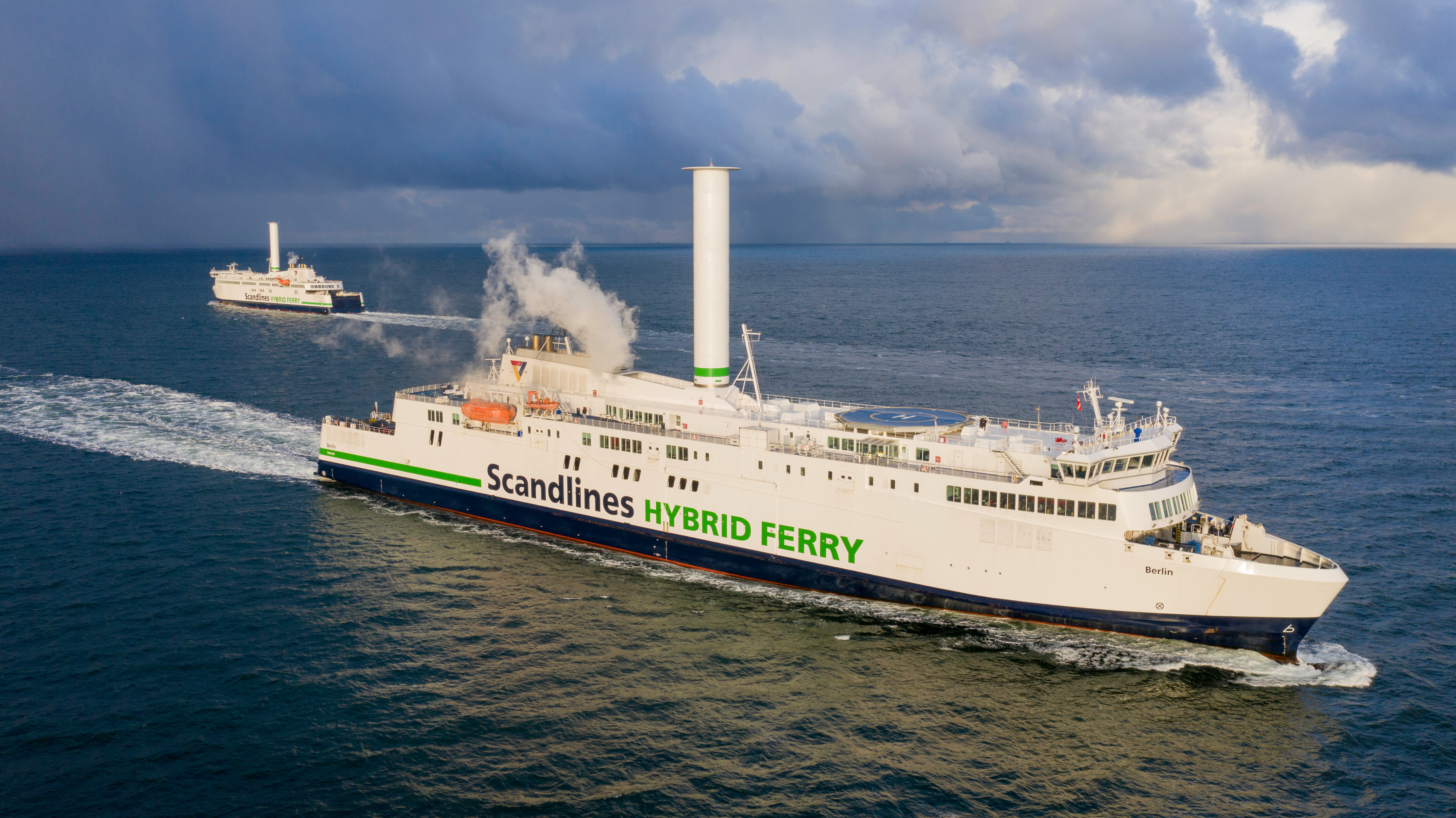 Scandlines Hybridfähren mit dem Rotorsegel fahren über die Ostsee nach Dänemark