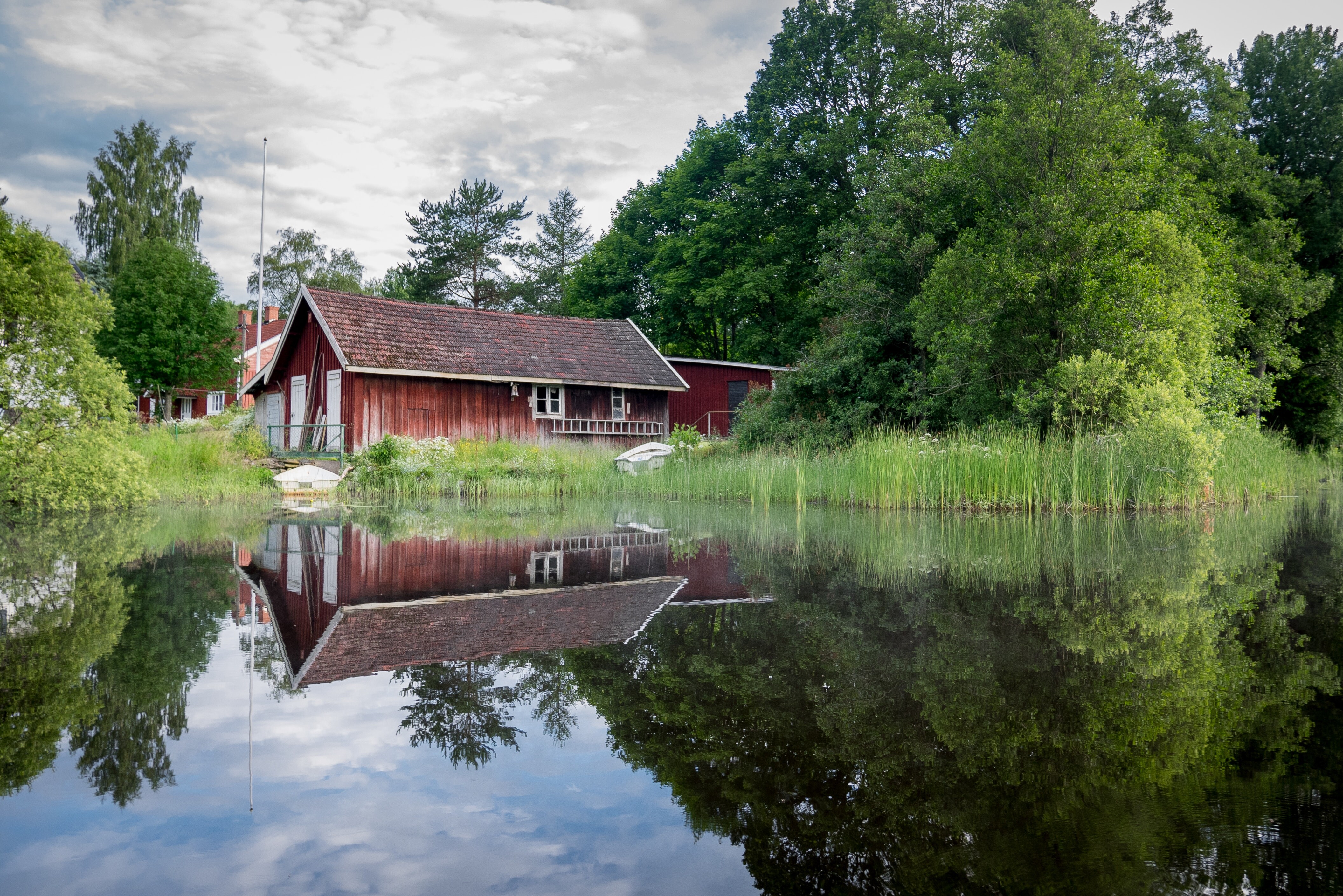 Ein Holzhaus Ferienhaus am Wasser in Schweden