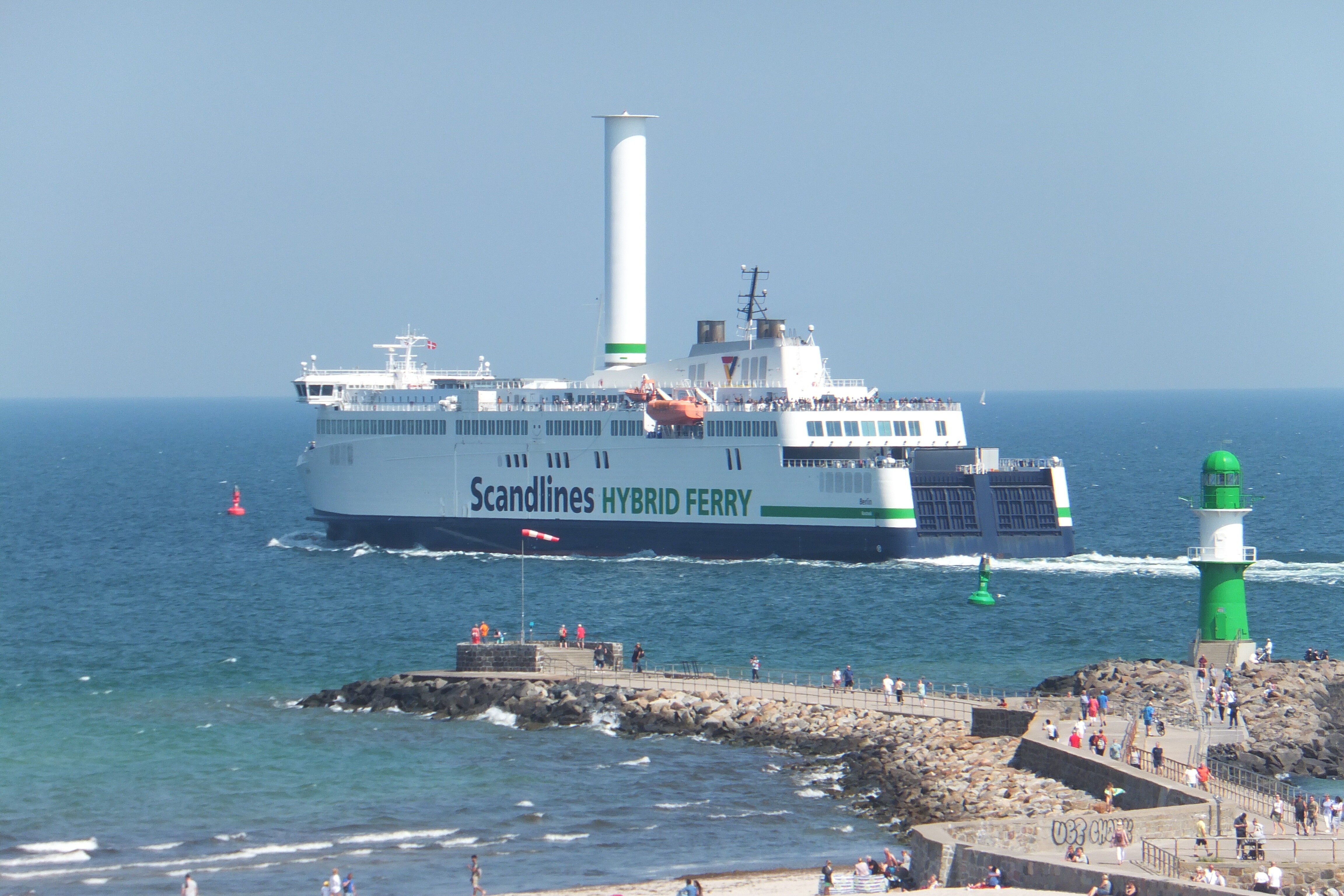 Scandlines hybrid ferry segelt aus Warnemünde in Rostock über die Ostsee gen Dänemark