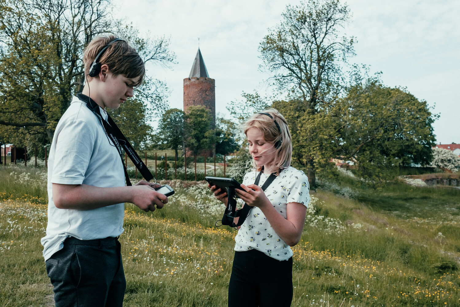 Kinder mithilfe des iPads erkunden die Burgruinen im Dänemarks Burgzentrum