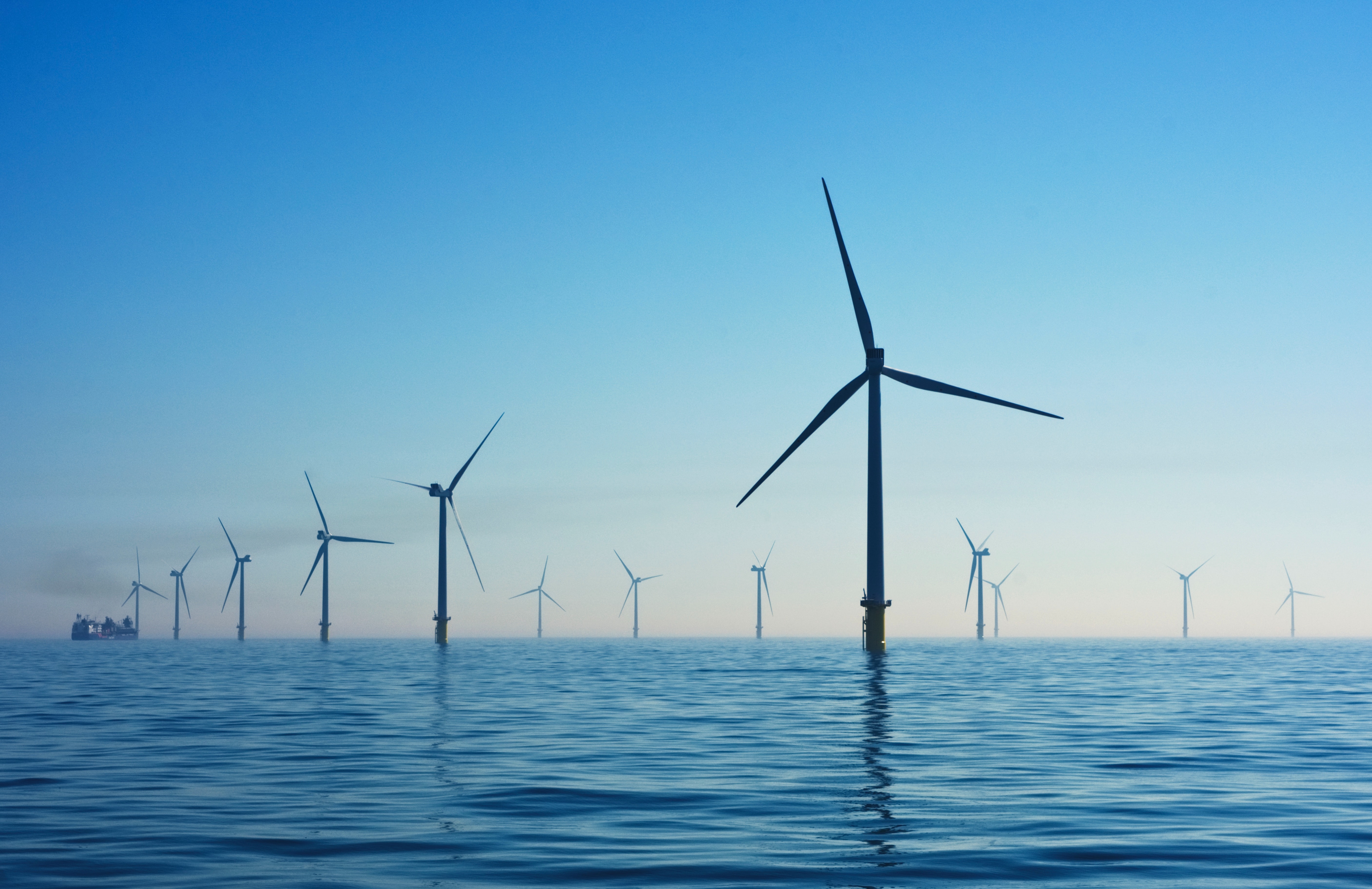 Mehrere Windräder Windkraft offshore im Meer
