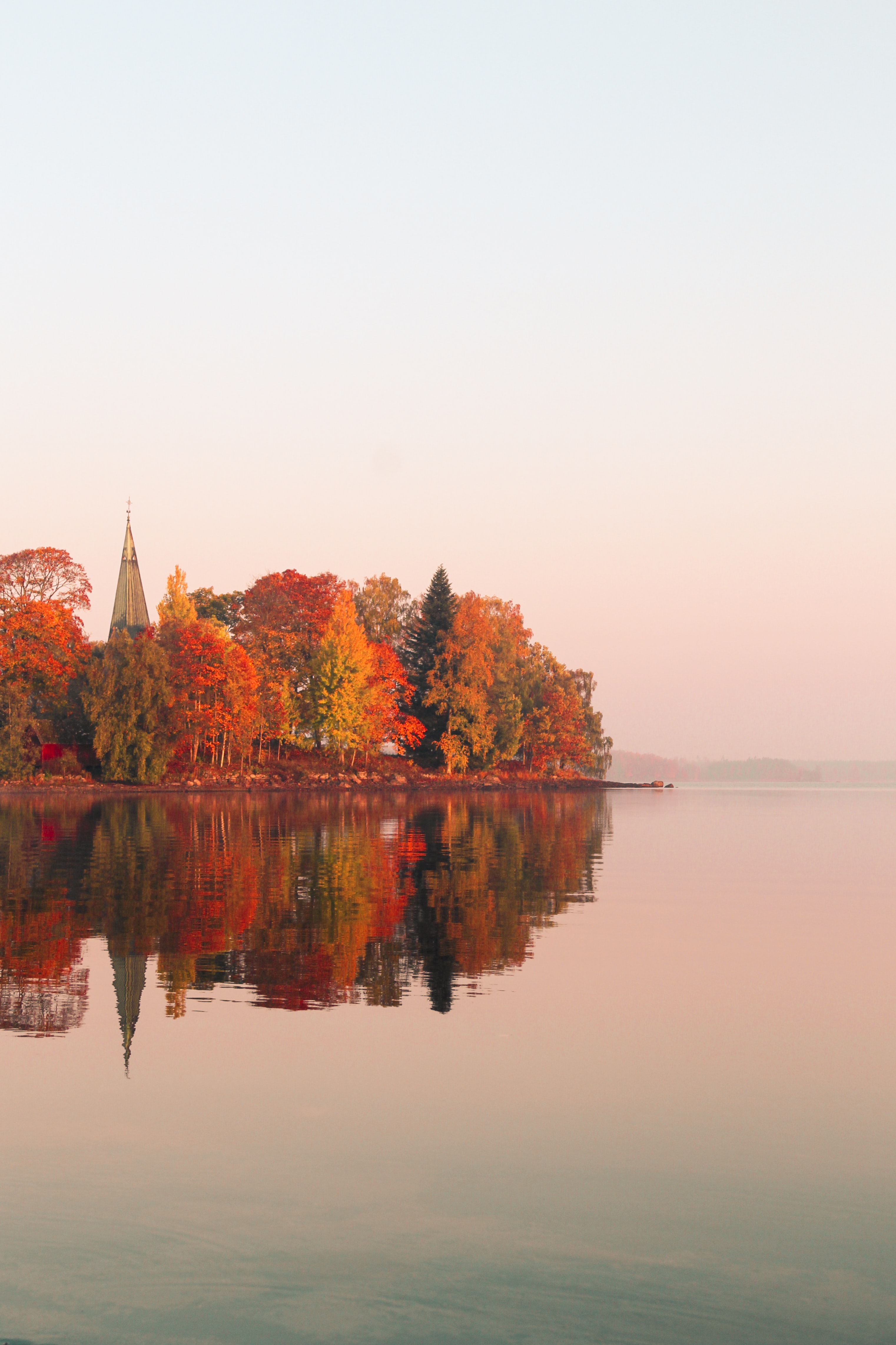 Herbst in Skandinavien mit bunten Blätter auf den Bäumen am Wasser