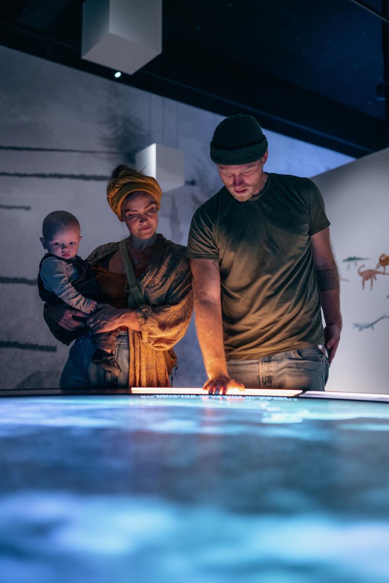 Familie mit dem Baby schaut sich eine interaktive Installation im Stevns Klint Experience