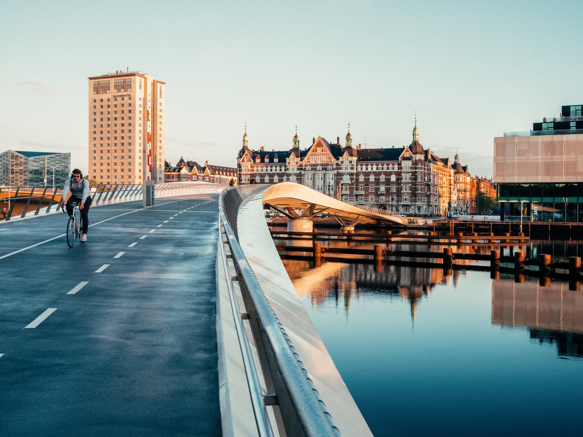 Ein Mann fährt auf dem Fahrrad durch Fahrradweg in Kopenhagens Zentrum