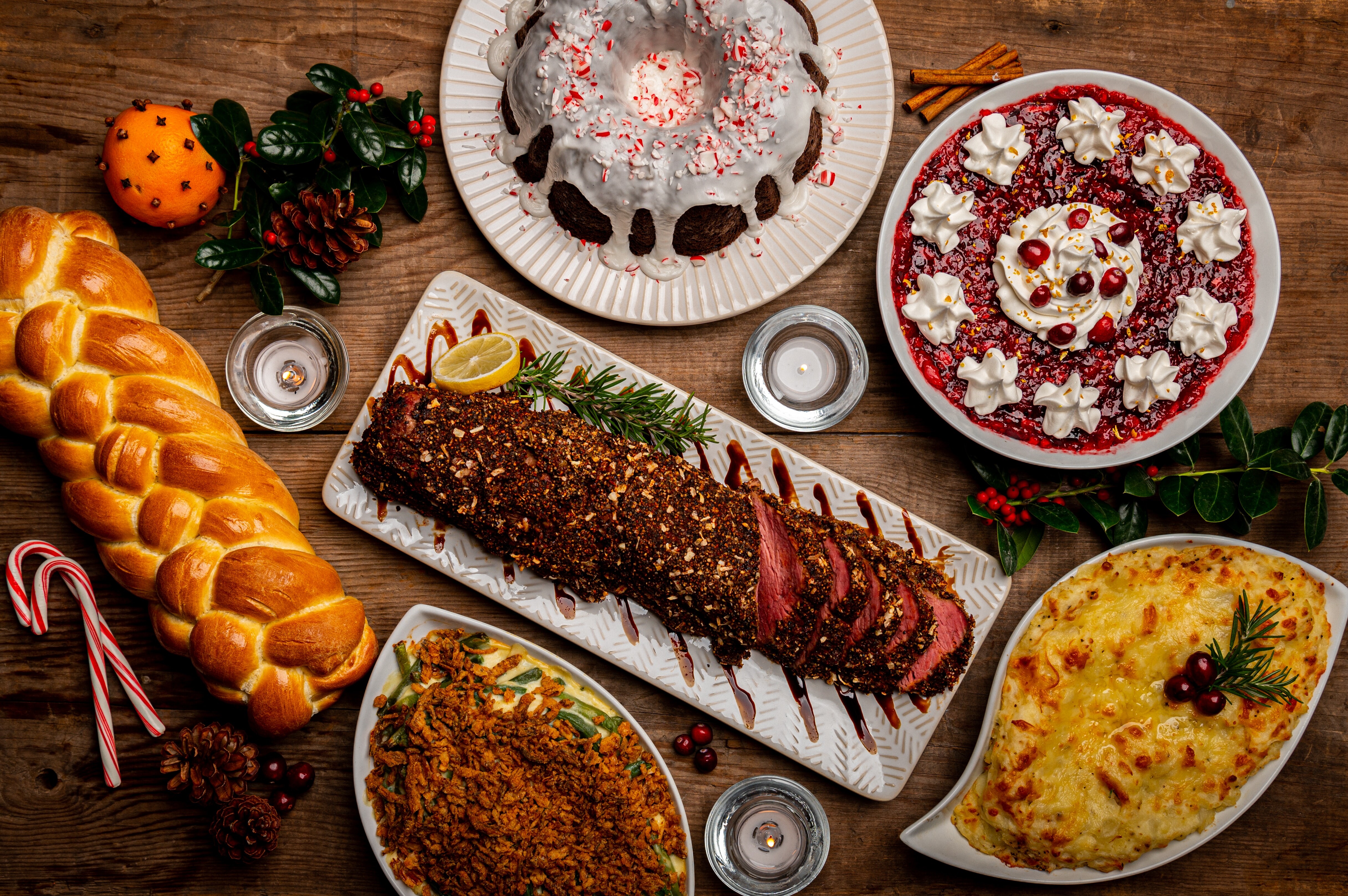 Diverse Speisen am Tisch zum Weihnachsfest in Skandinavien
