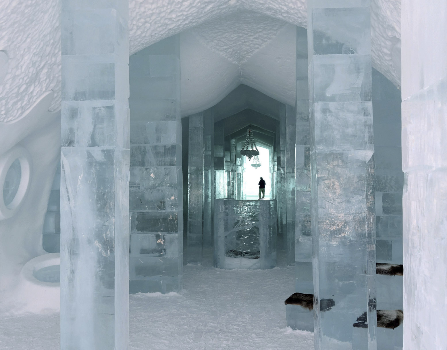 Eingang im Icehotel Winter in Schweden zum Übernachten im Eis