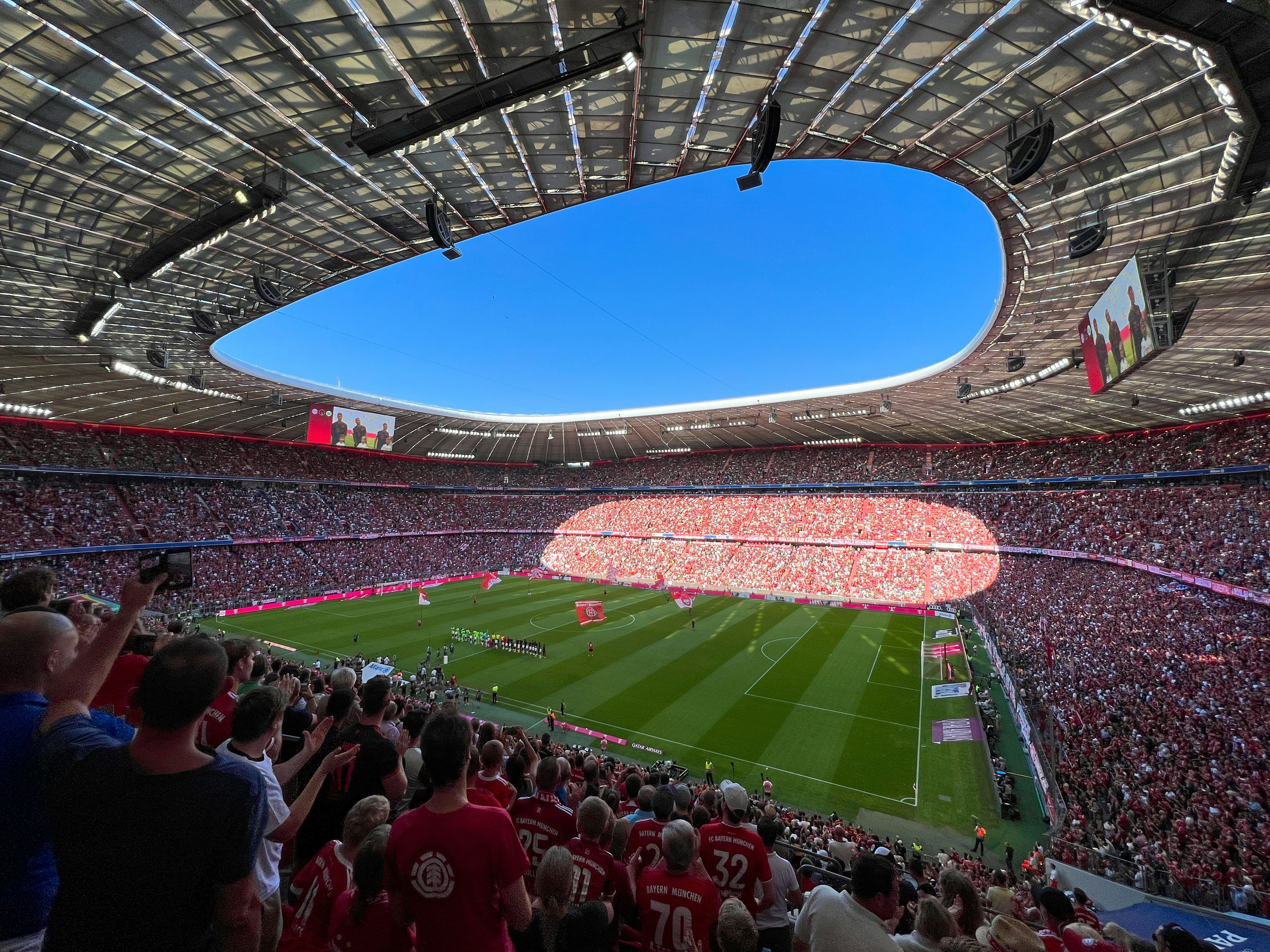 Zuschauer in einem Stadion verfolgen Fußballspiel EM Europameisterschaft 