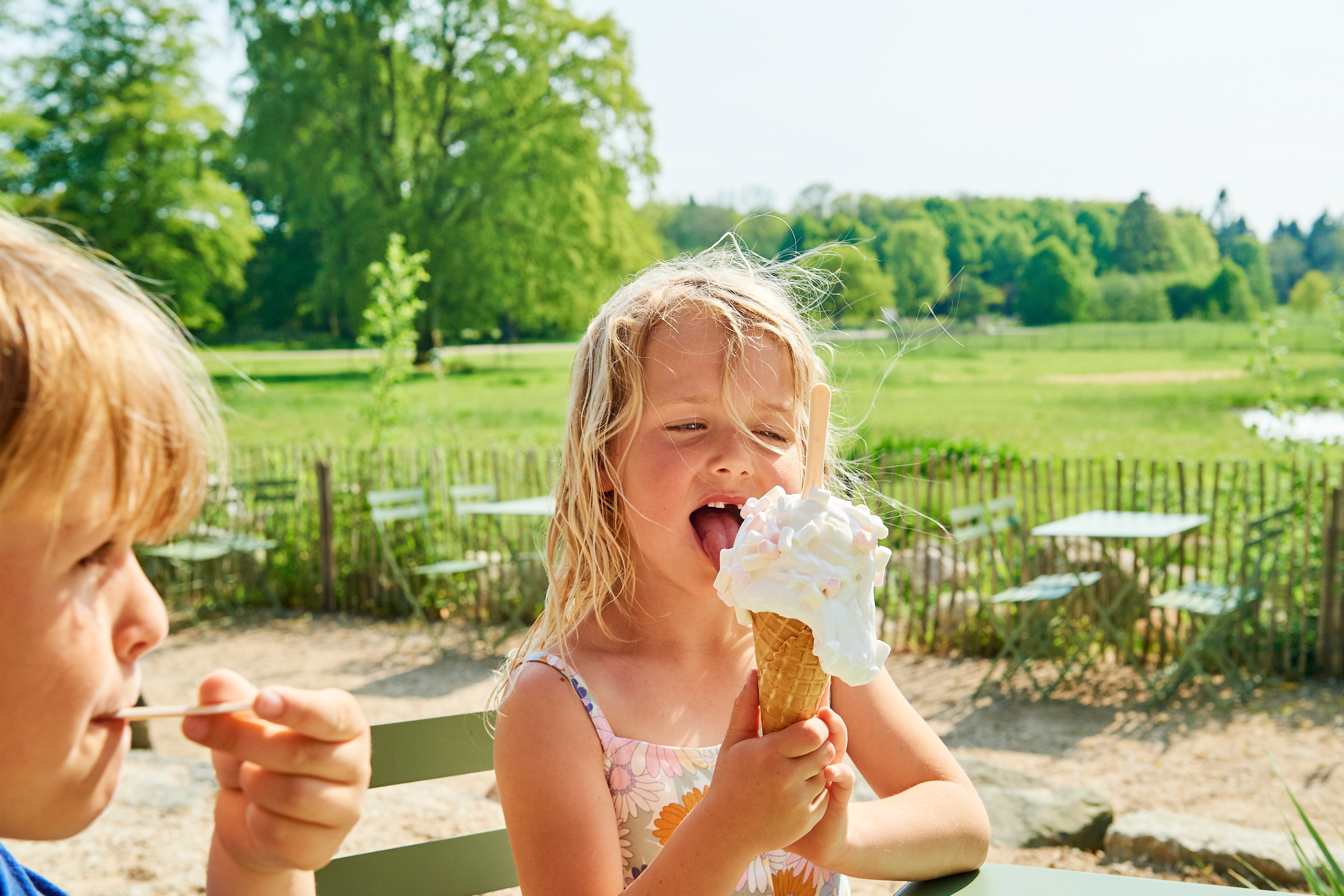 Kinder im Sommer beim Dänischen Soft-Eis essen im Golf & Fun Park Væggerløse