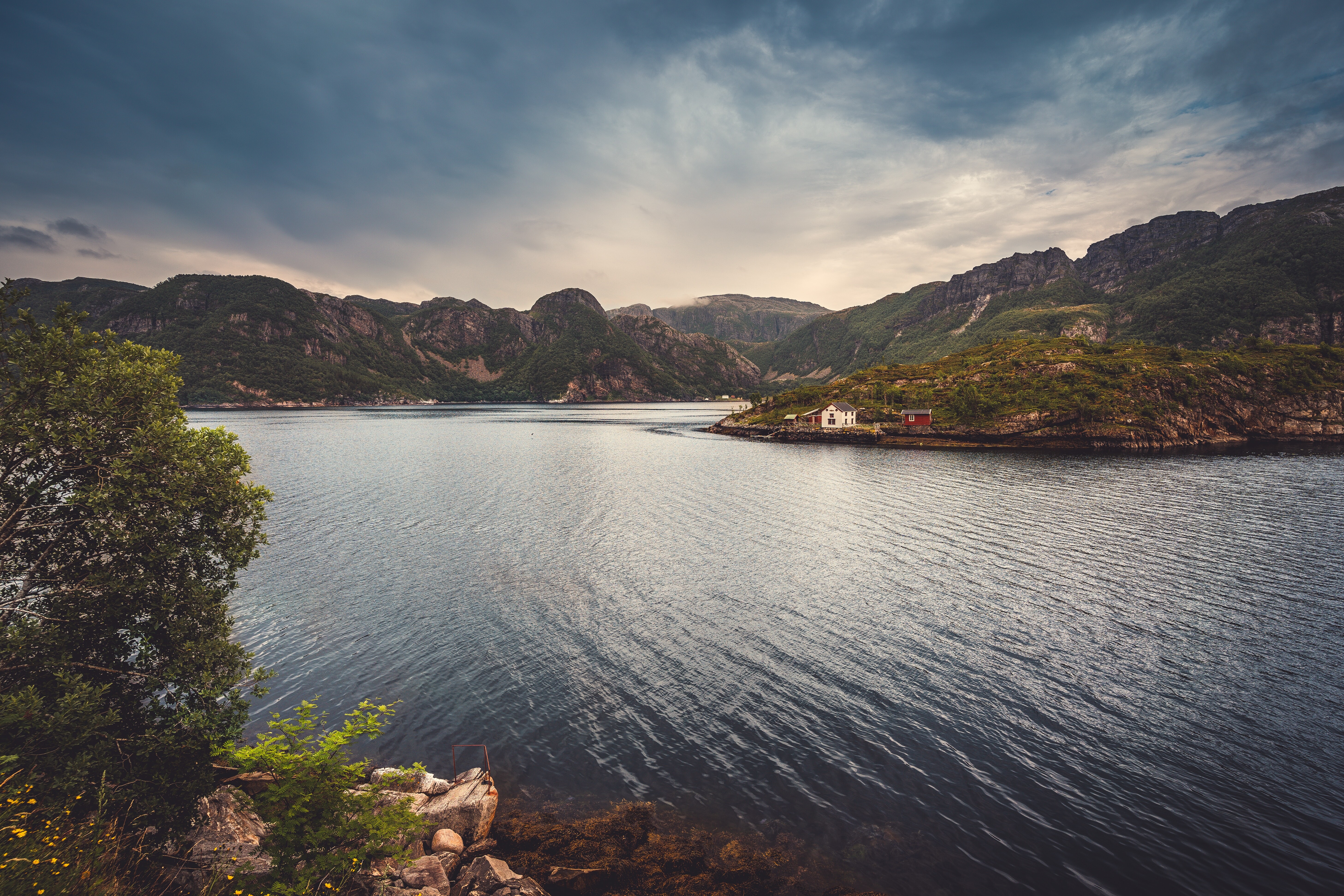 Fjordlandschaft am Wasser in Norwegen