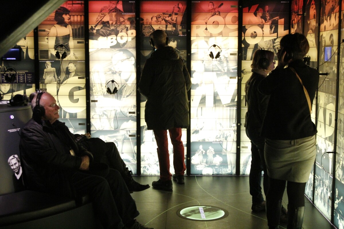 Besucher hören Musik im Ragnarock Museum in Roskilde