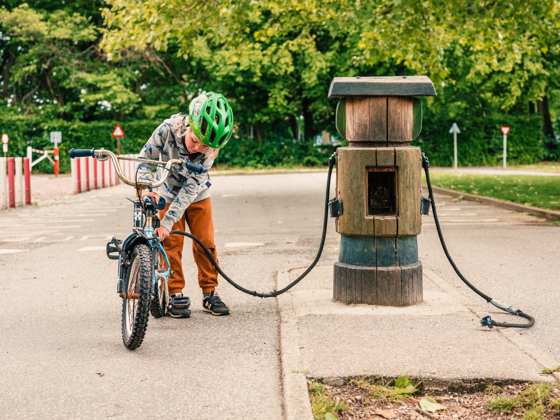 Kind Pumpt Sein Fahrrad Bei Einer Fahrradstation In Kopenhagen