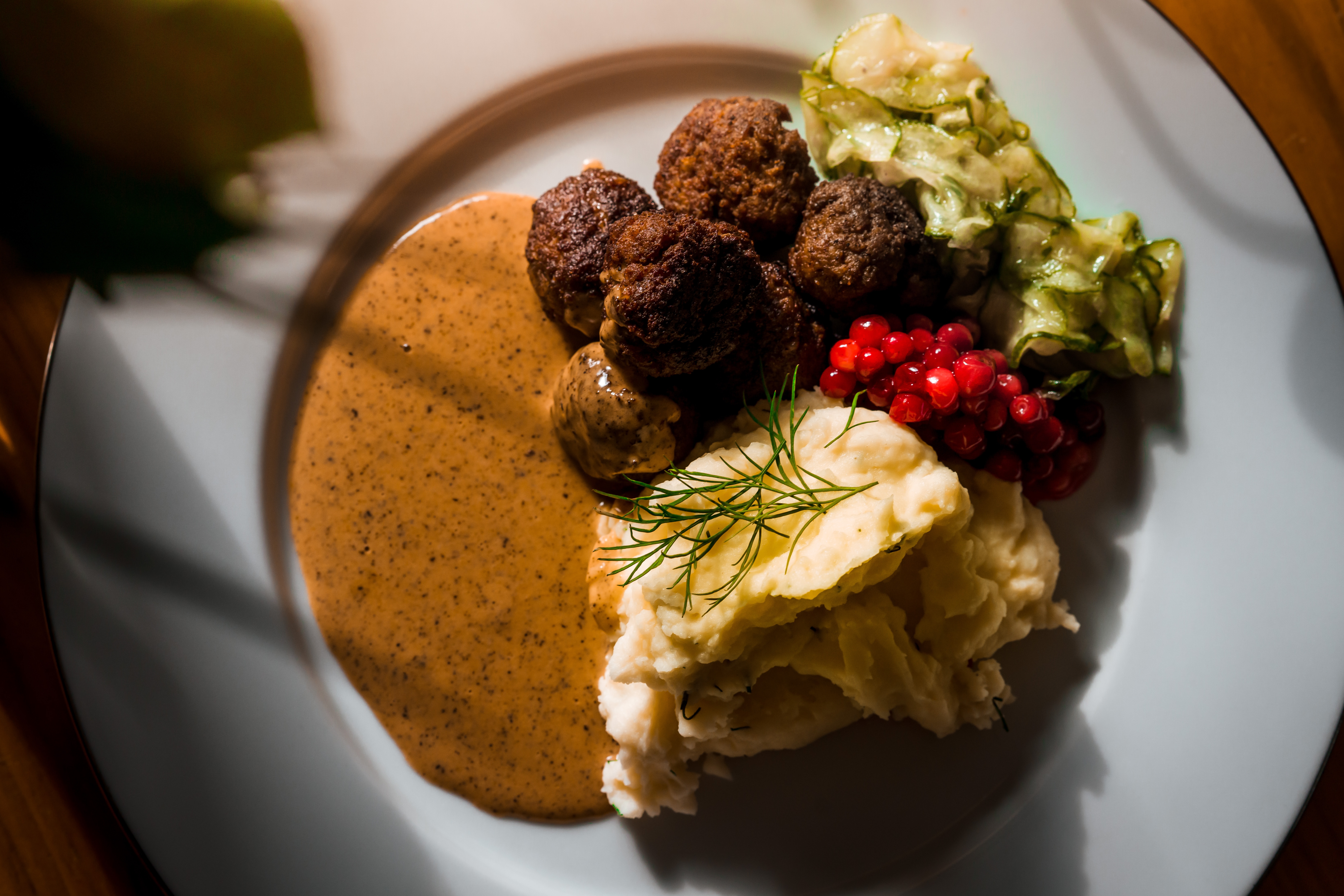 Schwedischer Spieseteller mit Köttbullar, Kartoffeln und Preiselbeeren