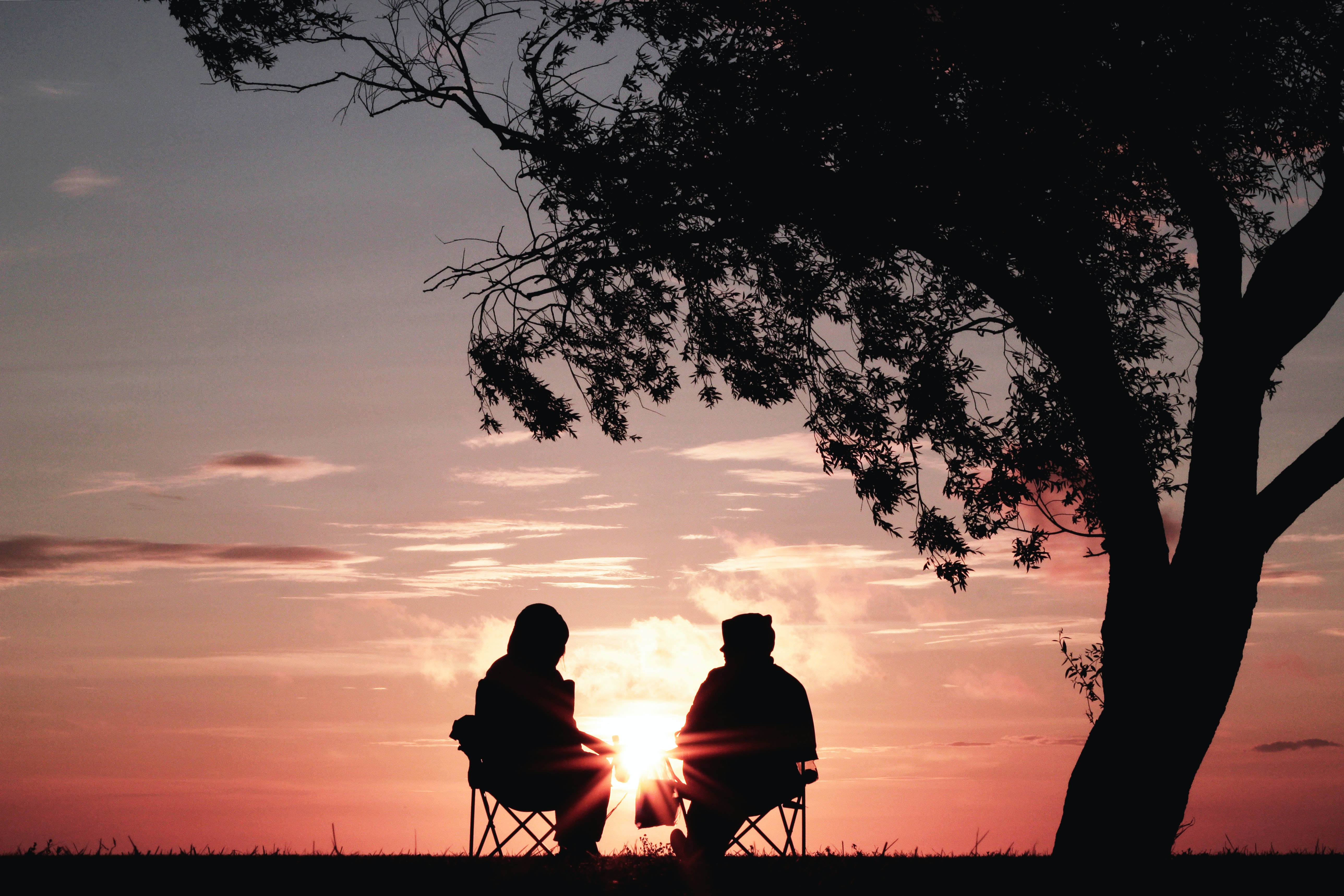 Nachhaltiges Kurzurlaub eines Paares, die Sonnenuntergang genießt