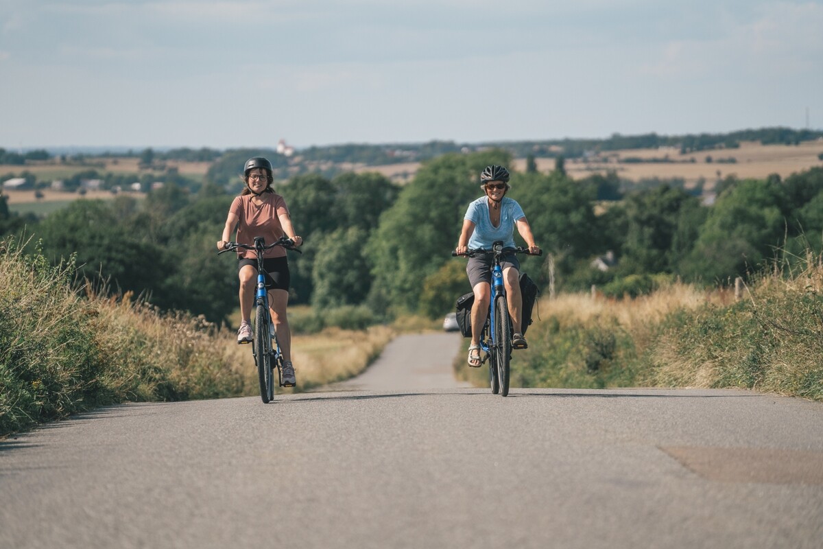 Frauen Auf Fahrräder fahren durch Dänemark 