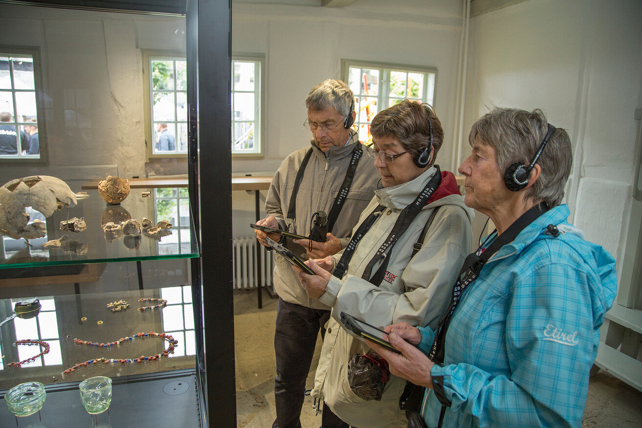 Besucher mit dem Audioguide im Køge Museum