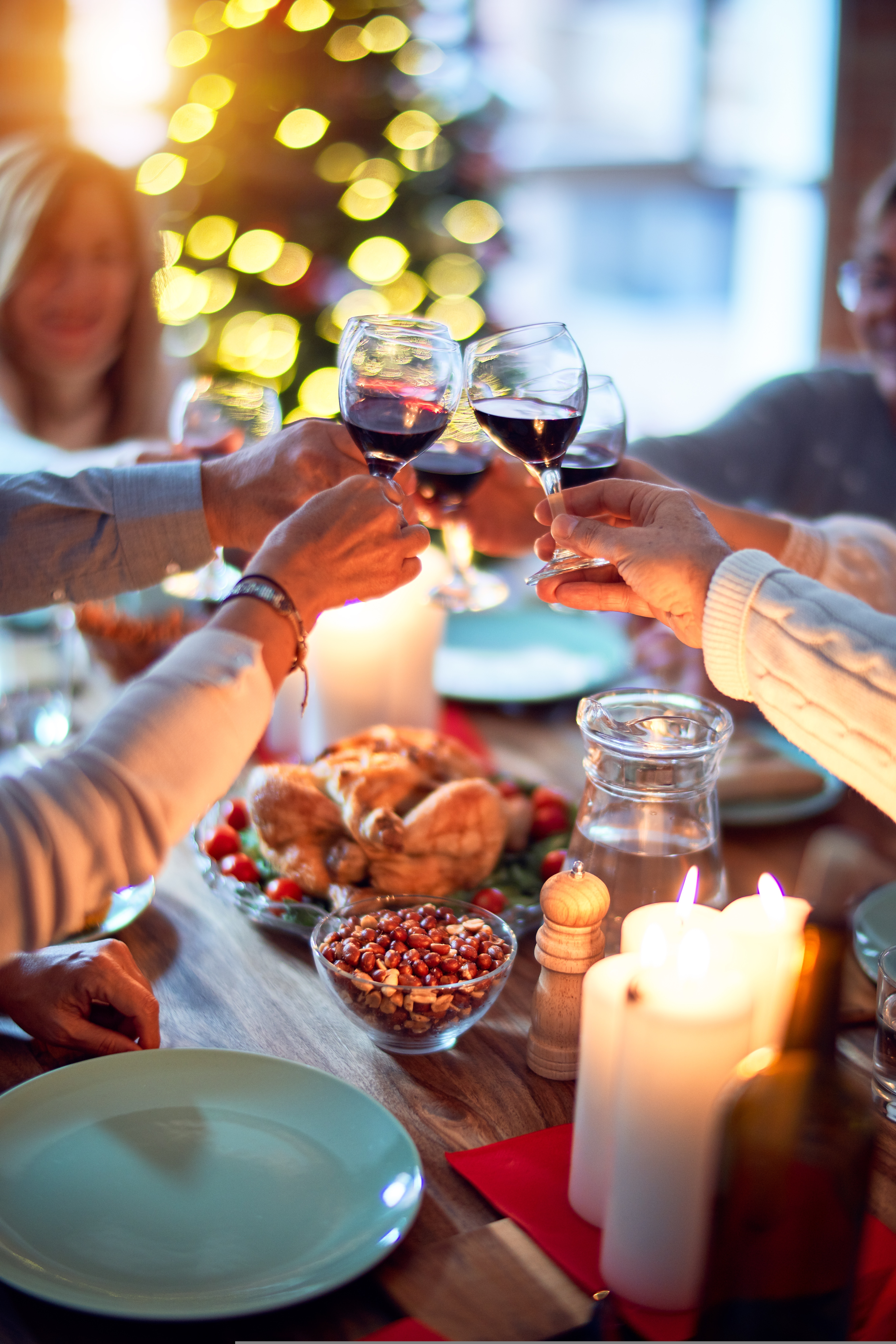 Menschen essen und trinken gemeinsam am Tisch am Weihnachten