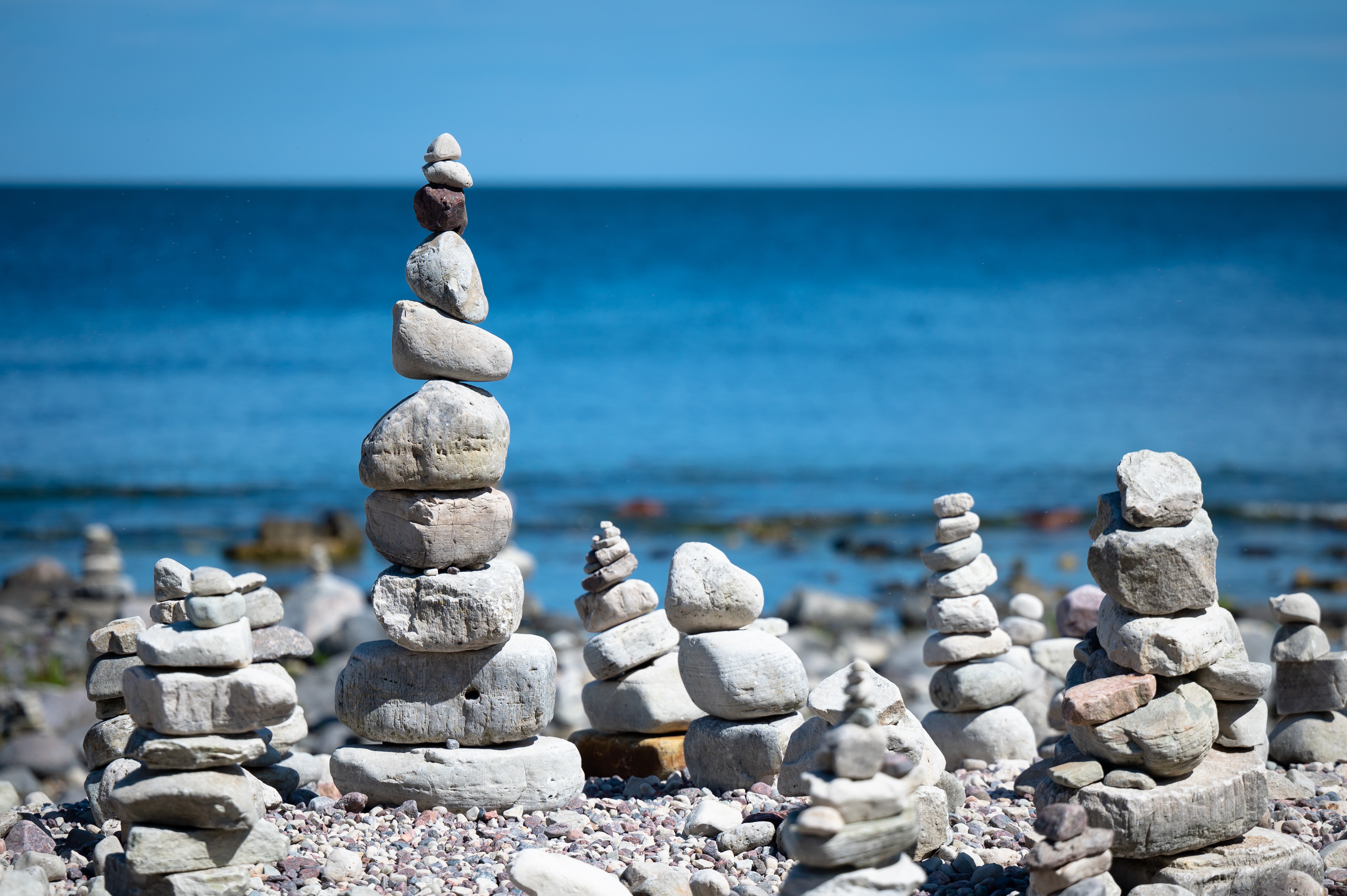 Steine und Steinskulpturen auf dem Strand am Meer
