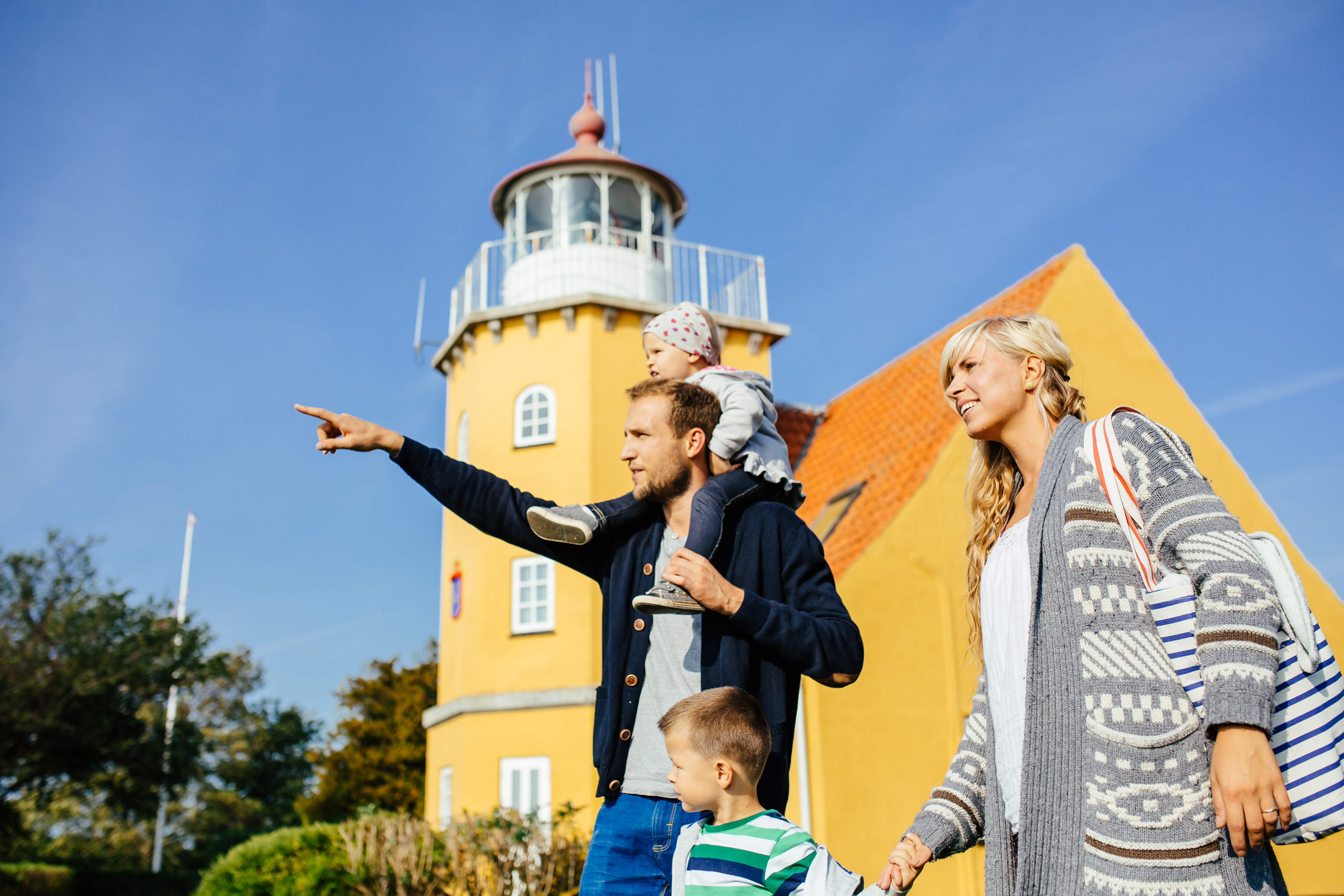 Familie mit Kinder bei einem Leuchtturm auf einem Tagesausflug in Dänemark