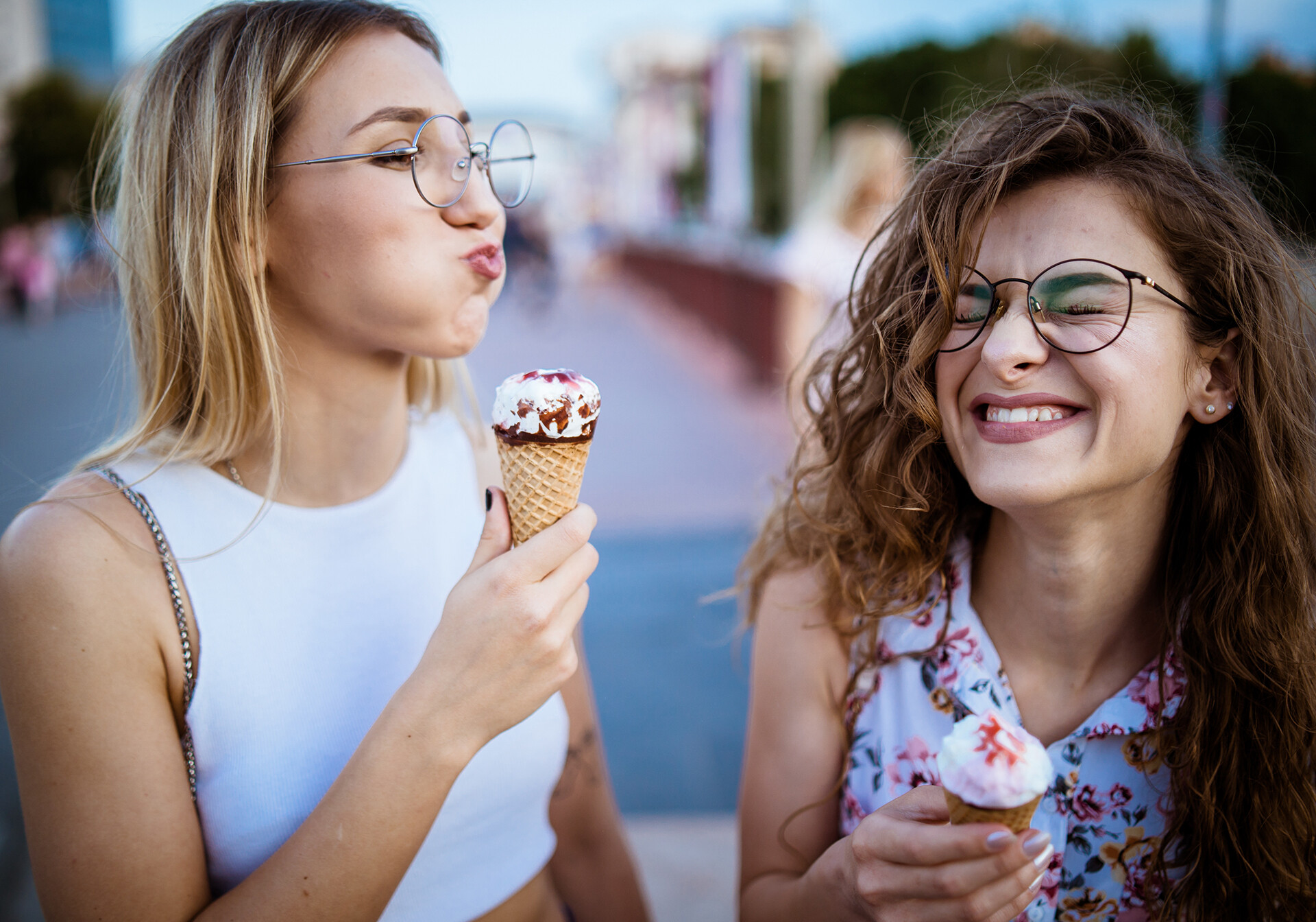 To unge kvinder spiser is og griner