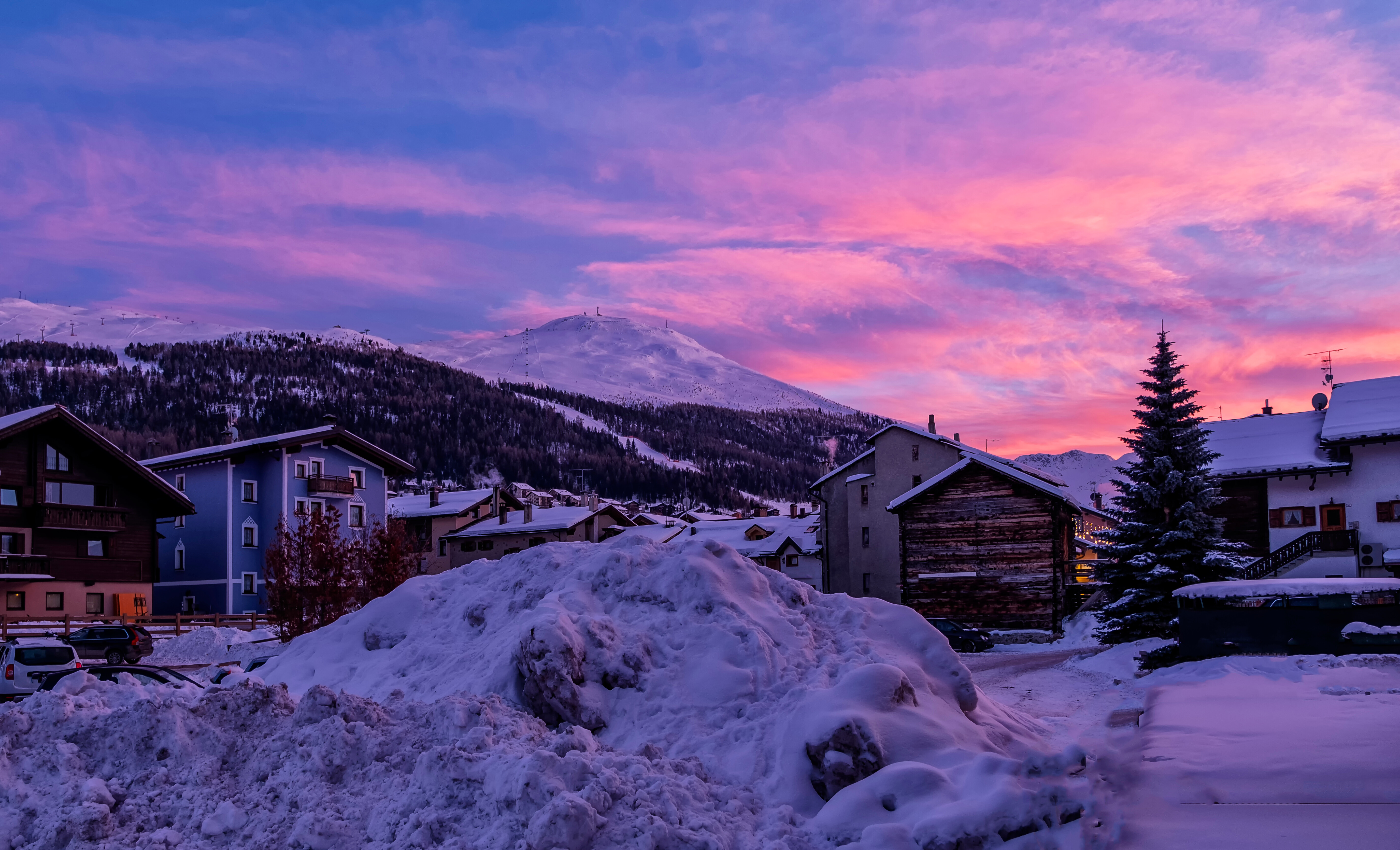 Solnedgang over skiresort i Italien