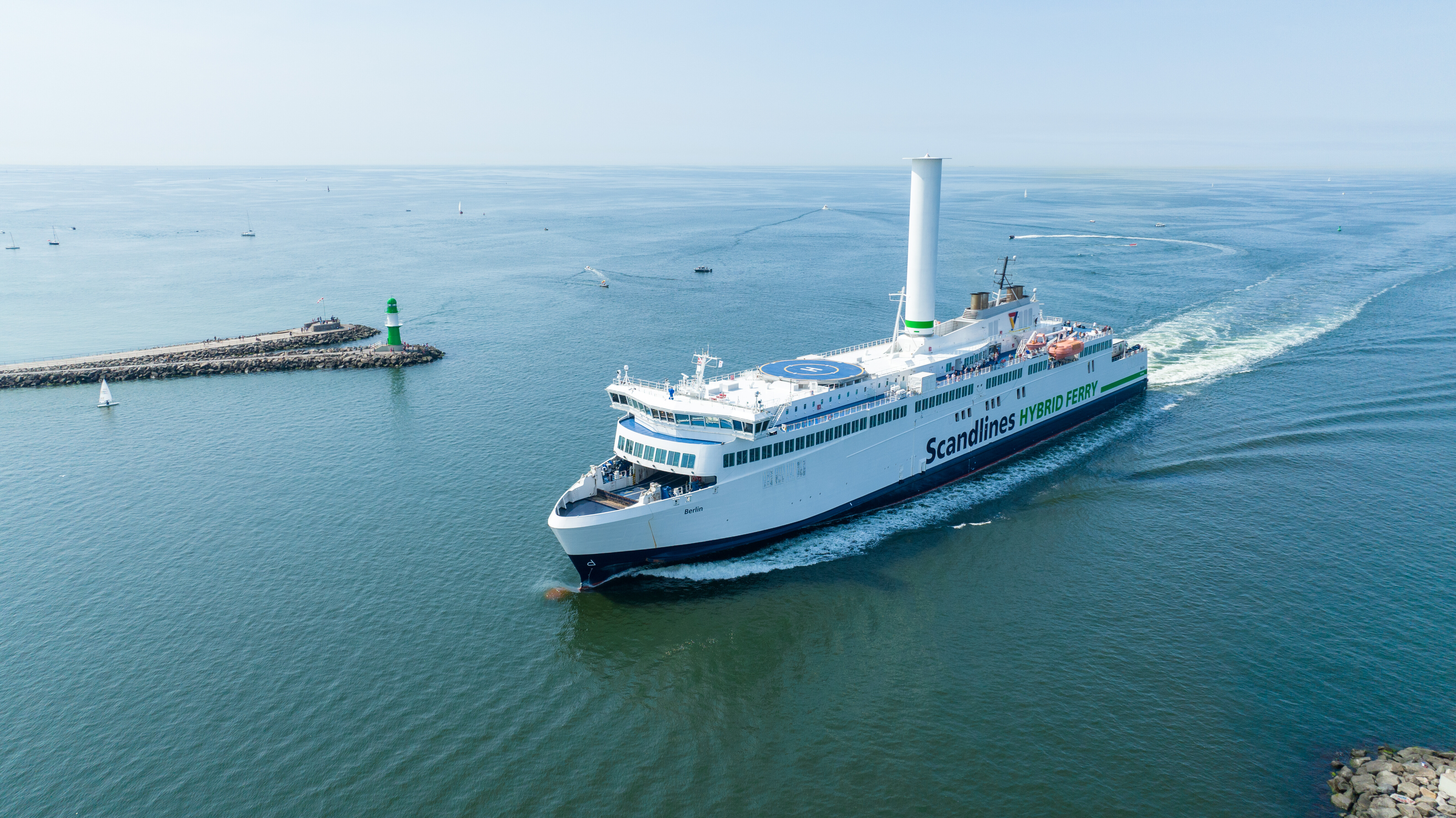 Scandlines Fähre Berlin kommt vorbei bei dem Leuchtturm in Warnemünde in Rostock