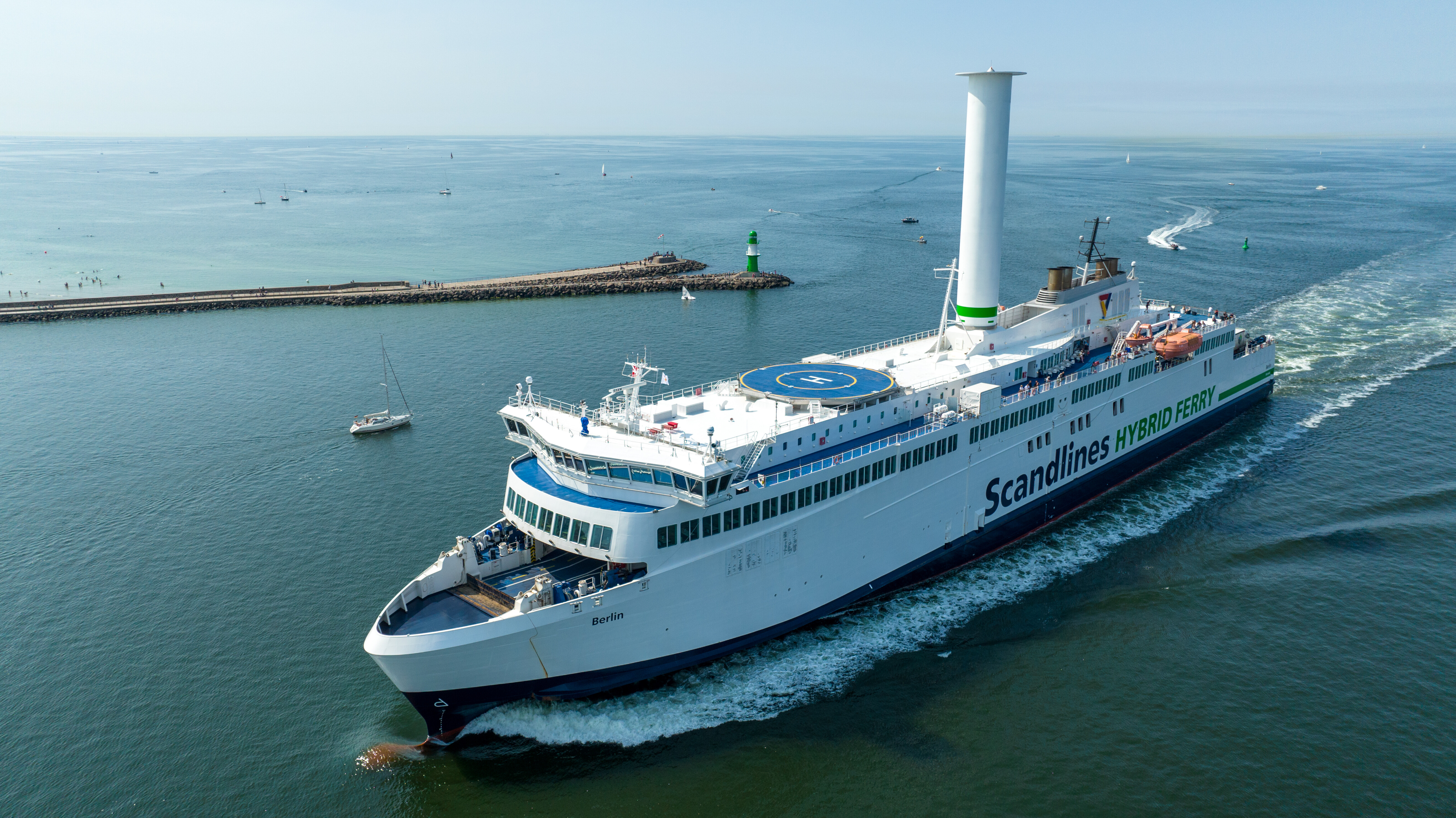 Fähre Scandlines fährt nach Rostock Warnemünde über die Ostsee