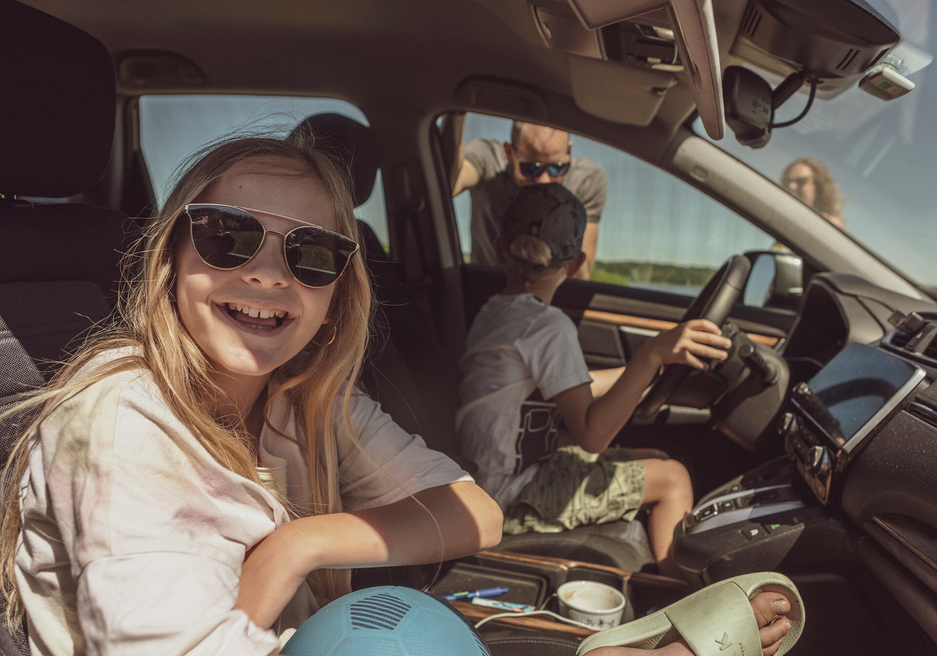 Pige med solbriller på bilferie
