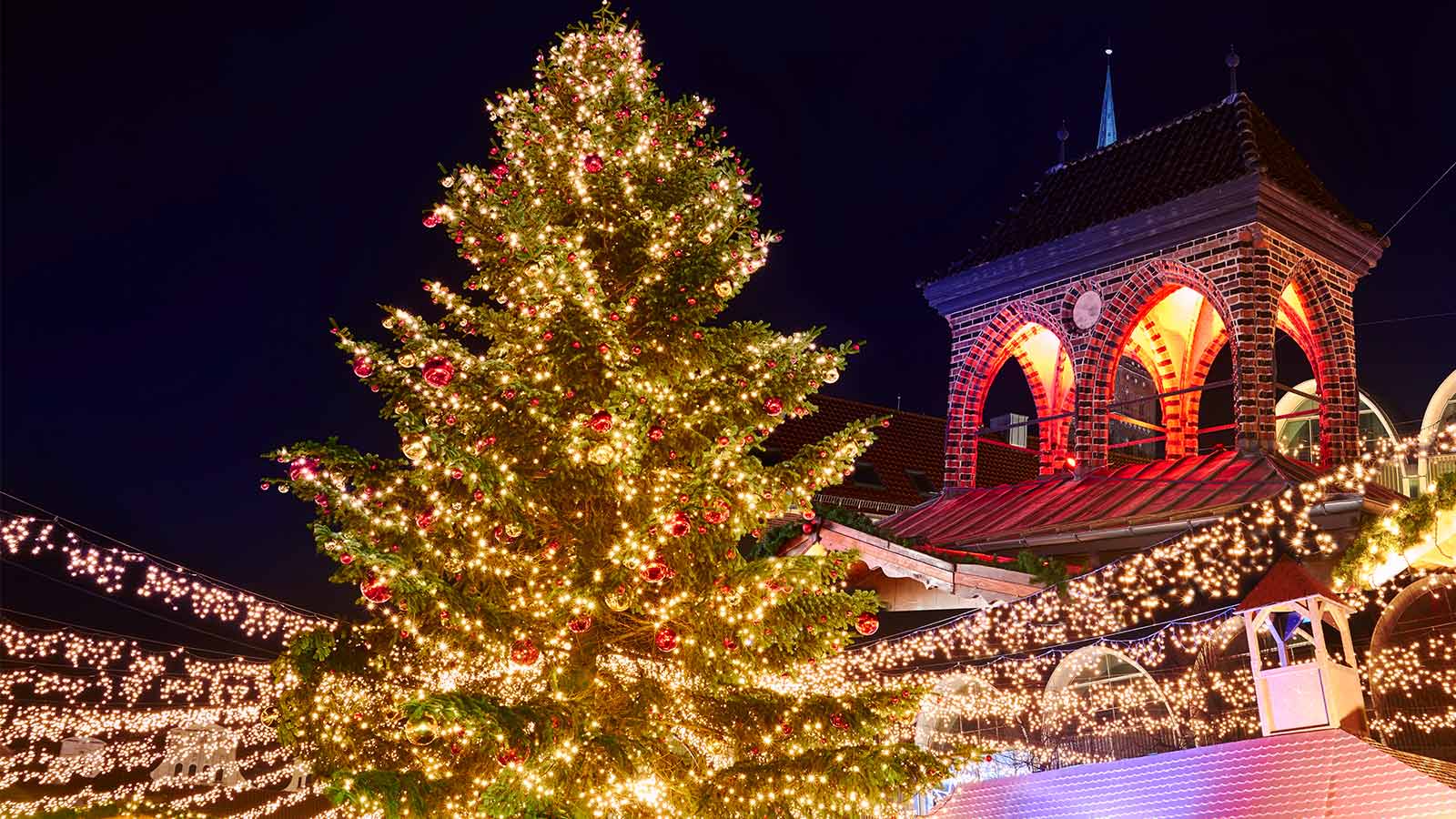 Juletræ med tændte julelys i Lübeck